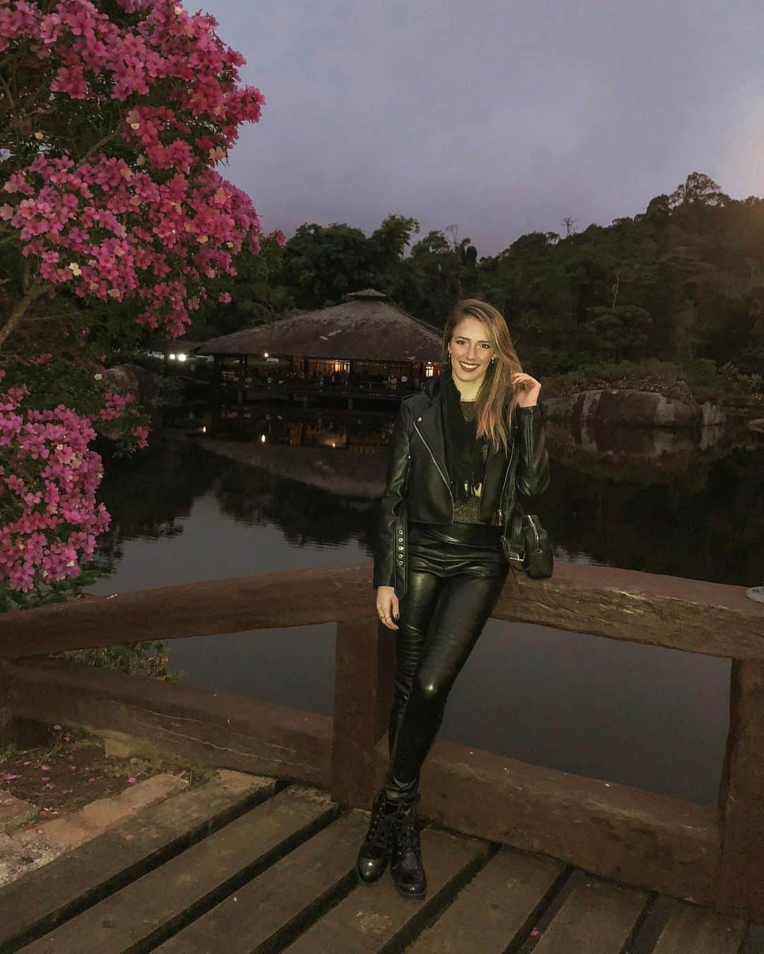 ナターリア・ガウジオのインスタグラム：「Night night... Relembrando essa noite linda em Pedra Azul!! ✨🙏🏼🌺🌷❄️🏔🌙❤️ #goodnight #mountains #love #flowers #pedraazul #lakesounds #winter」