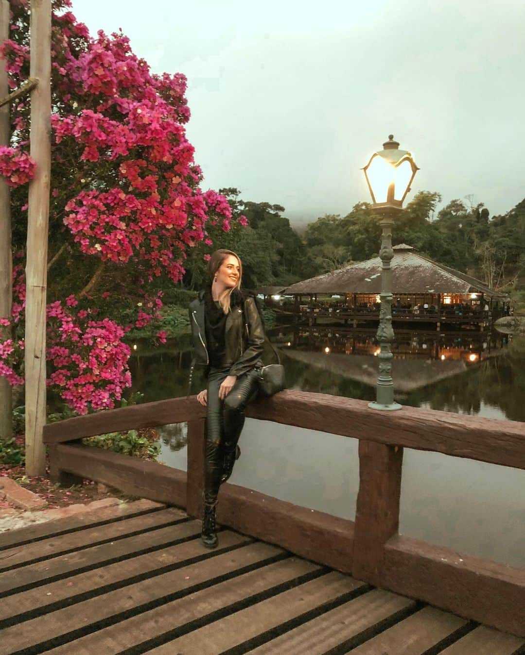 ナターリア・ガウジオさんのインスタグラム写真 - (ナターリア・ガウジオInstagram)「Night night... Relembrando essa noite linda em Pedra Azul!! ✨🙏🏼🌺🌷❄️🏔🌙❤️ #goodnight #mountains #love #flowers #pedraazul #lakesounds #winter」7月8日 10時05分 - natigaudio