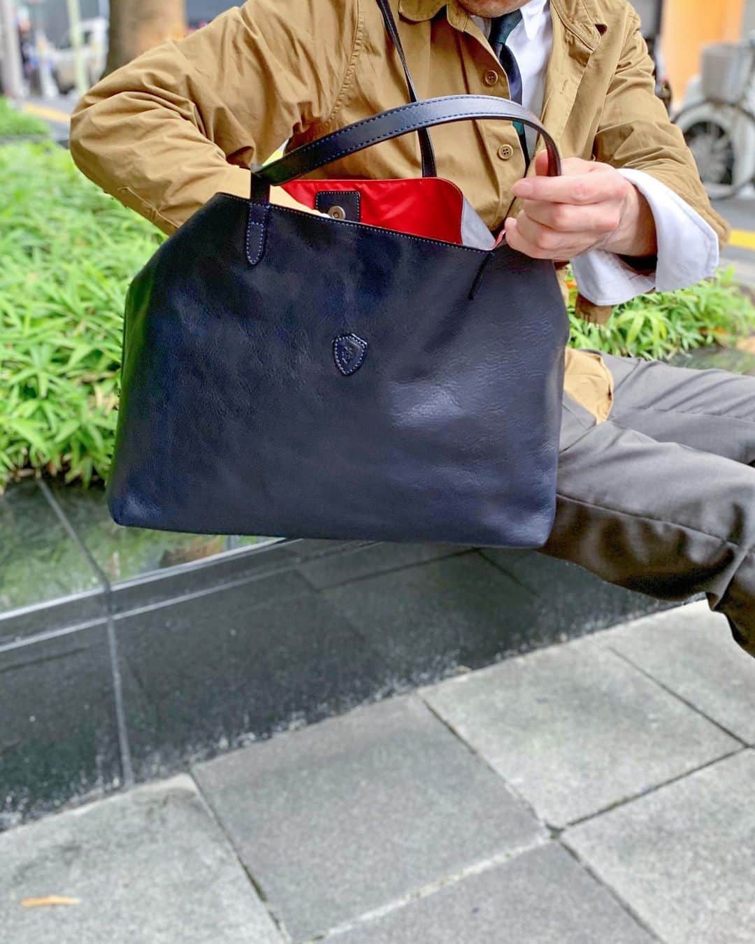 Felisi Japan 〔フェリージ〕さんのインスタグラム写真 - (Felisi Japan 〔フェリージ〕Instagram)「【フェリージ 名古屋店】 . 前回ご好評いただいておりました直営店限定のバイカラートートバッグが、今シーズンも登場いたしました。こちらのアイテムは数に限りがあるため、ぜひお早めに店頭でご覧ください。皆さまのご来店お待ちしております。 . . . #felisi #bag #totebag #leathertotebag #limitedcolor #shop #nagoya #フェリージ #バッグ #レザートート #レザートートバッグ #トートバッグ #バイカラー #限定カラー #名古屋 #ミッドランドスクエア」7月8日 10時01分 - felisi_japan