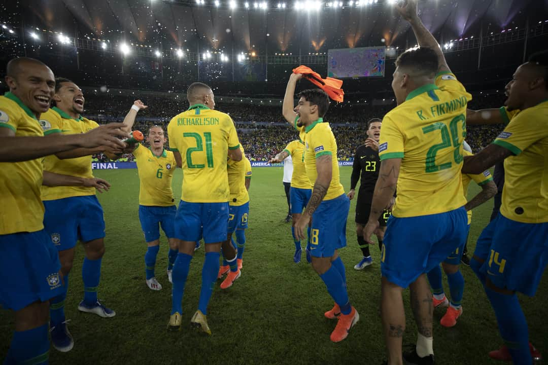 サッカー ブラジル代表チームさんのインスタグラム写真 - (サッカー ブラジル代表チームInstagram)「Mais imagens da festa do título! 📸⚽🇧🇷 #JogaBola #CopaAmérica ⠀ Foto: @lucasfigfoto / CBF」7月8日 10時14分 - cbf_futebol