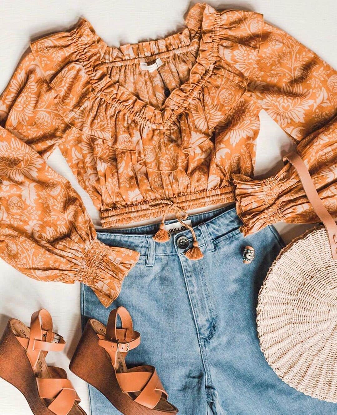 SPELLさんのインスタグラム写真 - (SPELLInstagram)「We’re loving our Lioness Peasant Blouse paired with denim by @tidesandpinesshop 🧡 📷: @emilyryderphoto ✨」7月8日 10時08分 - spell