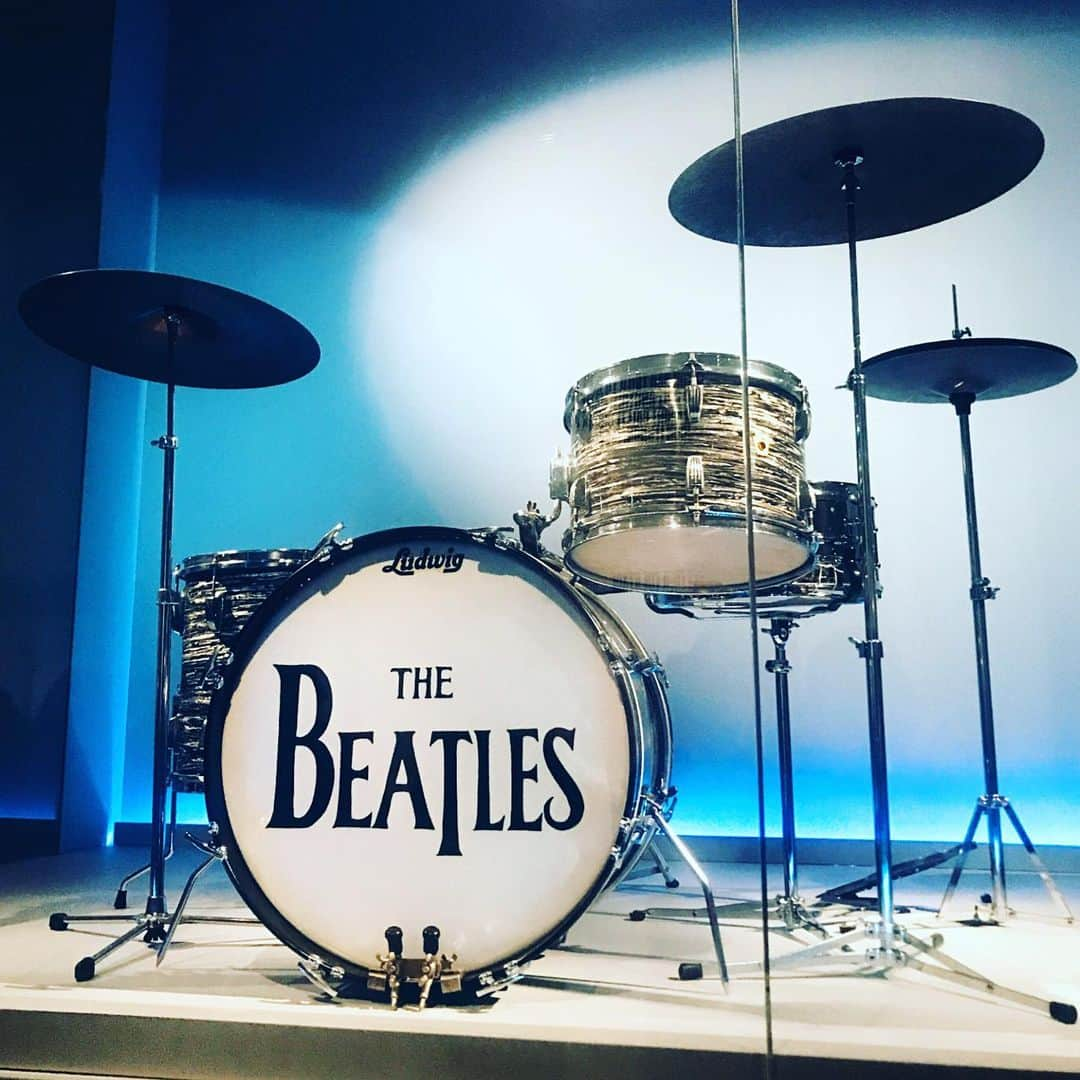 メトロポリタン美術館さんのインスタグラム写真 - (メトロポリタン美術館Instagram)「Happy birthday, Ringo Starr! 🥁 In post-war Britain, American-made instruments were rare and highly sought after. Seeking his first American drum set, Ringo purchased this Ludwig kit in “black oyster pearl” finish from London’s Drum City music store in 1963. The shop’s owner Ivor Arbiter designed #TheBeatles “drop-T” logo on the bass drum head so Ringo could keep the Ludwig logo. This drum head was the one he used for the Beatles’ famed Ed Sullivan Show appearances in February 1964. ⁣⁣ ⁣⁣ See it in "Play It Loud: Instruments of Rock & Roll," on view through October 1. #MetRockandRoll⁣ ⁣⁣ 📸The Ludwig Drum Company. Ludwig Downbeat four-piece drum set with cymbals, 1963. Mahogany, poplar, metal, rubber, felt, plastic. #TheMet #RingoStarr」7月8日 10時09分 - metmuseum