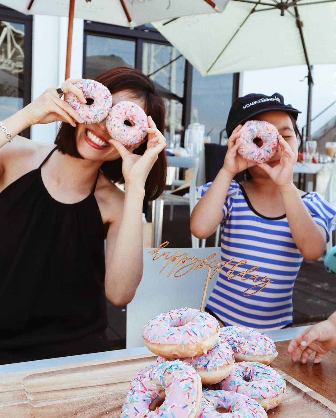 正中雅子さんのインスタグラム写真 - (正中雅子Instagram)「夏がきたー！⛱🍩💙✨という休日満喫した日曜！ * @ayuyunyun & @yuriko0205  familyと淡路島でBBQ🍖 * めちゃくちゃご質問が多かったここの場所はmoon Jellyでした！ * もうすぐお誕生日のアユちゃんと娘のお祝いもしてくれてガヤガヤ大盛り🍩 * BBQ終わりもしつこく芝生で遊ばせたり、メリケンパーク行ったり、南京町行ったり、最後はランタン祭りまでいって最後まで楽しみました😂❤️ * 雨予報が夏らしい快晴になったことを、自分が晴れ男！自分が晴れ女！という子供も大人も大はしゃぎできるこのメンバー大好き👨‍👩‍👧‍👦👨‍👩‍👦‍👦👨‍👩‍👧‍👦 * #familyday#BBQ#awaji」7月8日 10時09分 - masacoshonaka