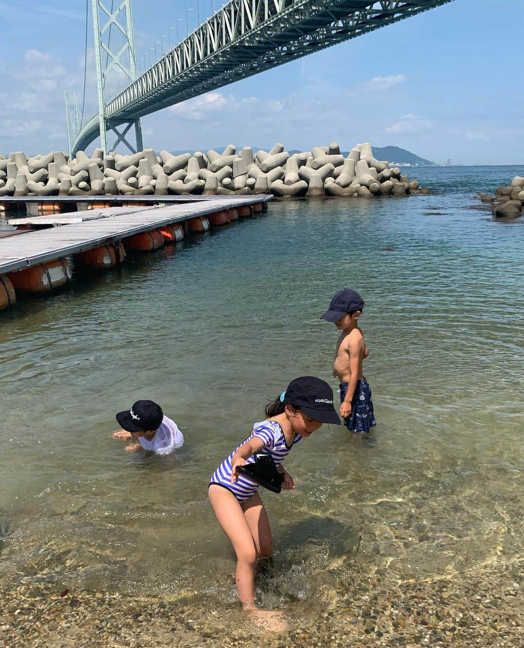 正中雅子さんのインスタグラム写真 - (正中雅子Instagram)「夏がきたー！⛱🍩💙✨という休日満喫した日曜！ * @ayuyunyun & @yuriko0205  familyと淡路島でBBQ🍖 * めちゃくちゃご質問が多かったここの場所はmoon Jellyでした！ * もうすぐお誕生日のアユちゃんと娘のお祝いもしてくれてガヤガヤ大盛り🍩 * BBQ終わりもしつこく芝生で遊ばせたり、メリケンパーク行ったり、南京町行ったり、最後はランタン祭りまでいって最後まで楽しみました😂❤️ * 雨予報が夏らしい快晴になったことを、自分が晴れ男！自分が晴れ女！という子供も大人も大はしゃぎできるこのメンバー大好き👨‍👩‍👧‍👦👨‍👩‍👦‍👦👨‍👩‍👧‍👦 * #familyday#BBQ#awaji」7月8日 10時09分 - masacoshonaka