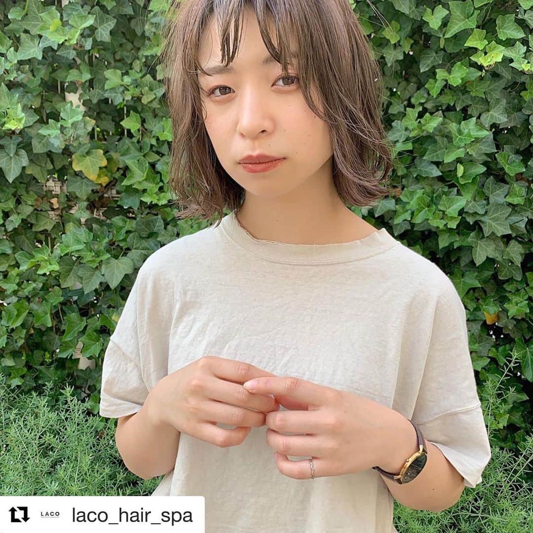 のインスタグラム：「#Repost @laco_hair_spa with @get_repost ・・・ 透明感あふれる柔らかアッシュベージュ🐒 リップはMACのトーストアンドバター🍞 ・ hairmake/@kureeri ・ ・ #自由が丘 #自由が丘美容室 #透明感 #透明感カラー  #スロウカラー  #外国人風カラー  #ボブ #切りっぱなしボブ  #ハイトーンカラー  #アッシュベージュ  #無造作ヘア #古着 #カジュアル #コーデ #ハイライト #メイク #コスメ #maclipstick  #トーストアンドバター #マックコスメ  #ブラウンリップ #撮影 #サロンモデル」