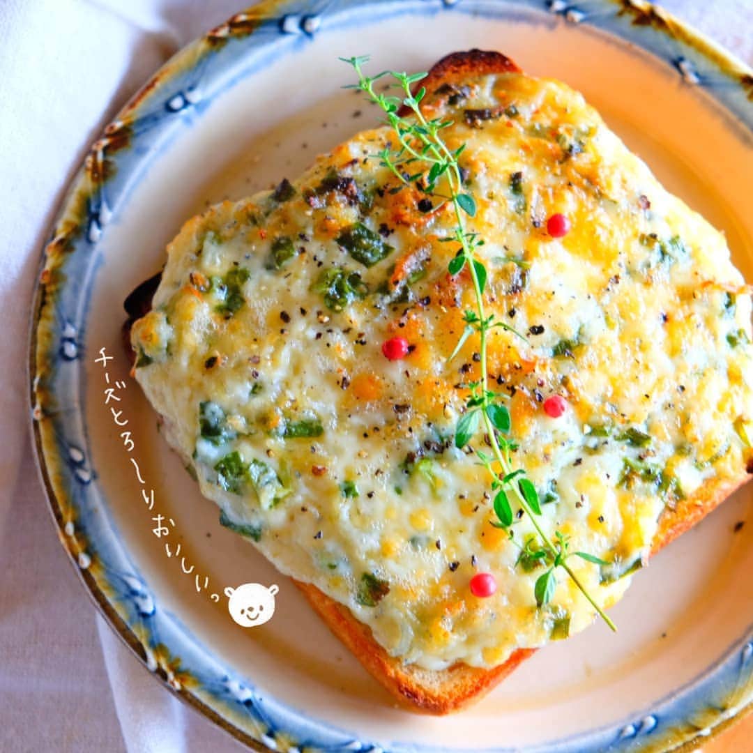 なっつ。さんのインスタグラム写真 - (なっつ。Instagram)「20197.8.monday PUNICAFE LUNCH. ❁ ある日のおうちごはん♬ ・しらすとネギのチーズトースト ・ヨーグルト (オイコス・アボカド・さくらんぼ・グラノーラ) ・ソイカフェラテ ❁ しらすとねぎと チーズの具沢山トースト♬ チクテさんの食パンに小口切りにしたねぎと、しらすと、ピザ用チーズに マヨネーズをボウルに入れて混ぜ混ぜ。 そのままパンに乗せて トースターで焼いて出来上がり♬ うんまいんだー🥰 ヨーグルトにアボカド入れるの 好きなのだけど さすがにお腹いっぱいになった😅 . . @mavenjapan さん から頂いた素敵な腕時計♬ 黒の大きめサイズがかわいい♬🥰 夏になると大き目サイズの腕時計したくなる♬ . クーポンコードで１０％offになります。 ✔️クーポンコード：『pun73』 有効期限：2020年7月3日まで😊 . . 朝起きたらめっちゃ足が筋肉痛😅💦 またお出掛け記録載せよ✨ 絵日記を描くのが日課になって 何だかんだで続いてる🥰 #自己満なのだけどこれからも絵日記続けます✨ ・ ・ ・ #mavenwatches#マベン#マベンウォッチズ#腕時計#時計#手元倶楽部#今週もいただきます#なっつごはん🍚#なっつの絵日記」7月8日 10時11分 - punipopo