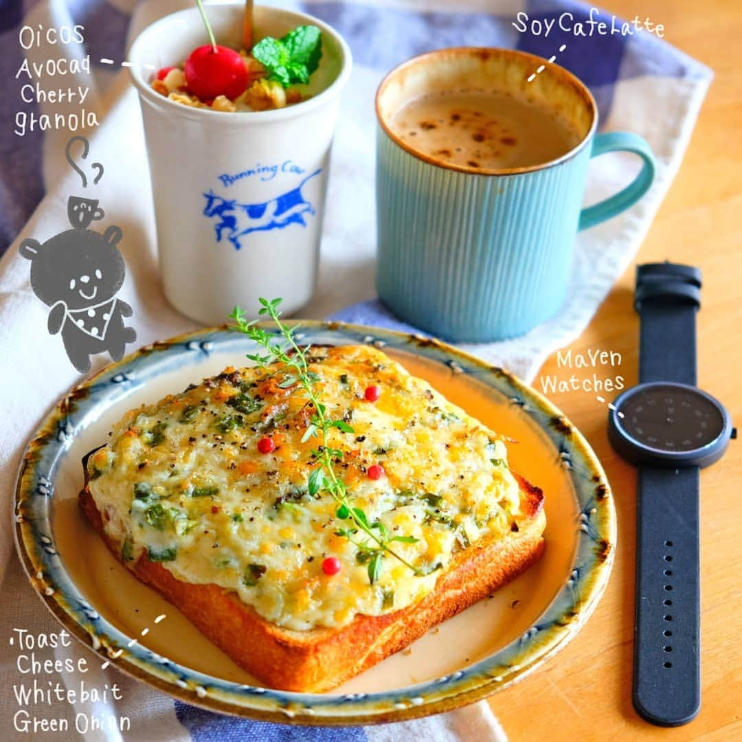 なっつ。さんのインスタグラム写真 - (なっつ。Instagram)「20197.8.monday PUNICAFE LUNCH. ❁ ある日のおうちごはん♬ ・しらすとネギのチーズトースト ・ヨーグルト (オイコス・アボカド・さくらんぼ・グラノーラ) ・ソイカフェラテ ❁ しらすとねぎと チーズの具沢山トースト♬ チクテさんの食パンに小口切りにしたねぎと、しらすと、ピザ用チーズに マヨネーズをボウルに入れて混ぜ混ぜ。 そのままパンに乗せて トースターで焼いて出来上がり♬ うんまいんだー🥰 ヨーグルトにアボカド入れるの 好きなのだけど さすがにお腹いっぱいになった😅 . . @mavenjapan さん から頂いた素敵な腕時計♬ 黒の大きめサイズがかわいい♬🥰 夏になると大き目サイズの腕時計したくなる♬ . クーポンコードで１０％offになります。 ✔️クーポンコード：『pun73』 有効期限：2020年7月3日まで😊 . . 朝起きたらめっちゃ足が筋肉痛😅💦 またお出掛け記録載せよ✨ 絵日記を描くのが日課になって 何だかんだで続いてる🥰 #自己満なのだけどこれからも絵日記続けます✨ ・ ・ ・ #mavenwatches#マベン#マベンウォッチズ#腕時計#時計#手元倶楽部#今週もいただきます#なっつごはん🍚#なっつの絵日記」7月8日 10時11分 - punipopo