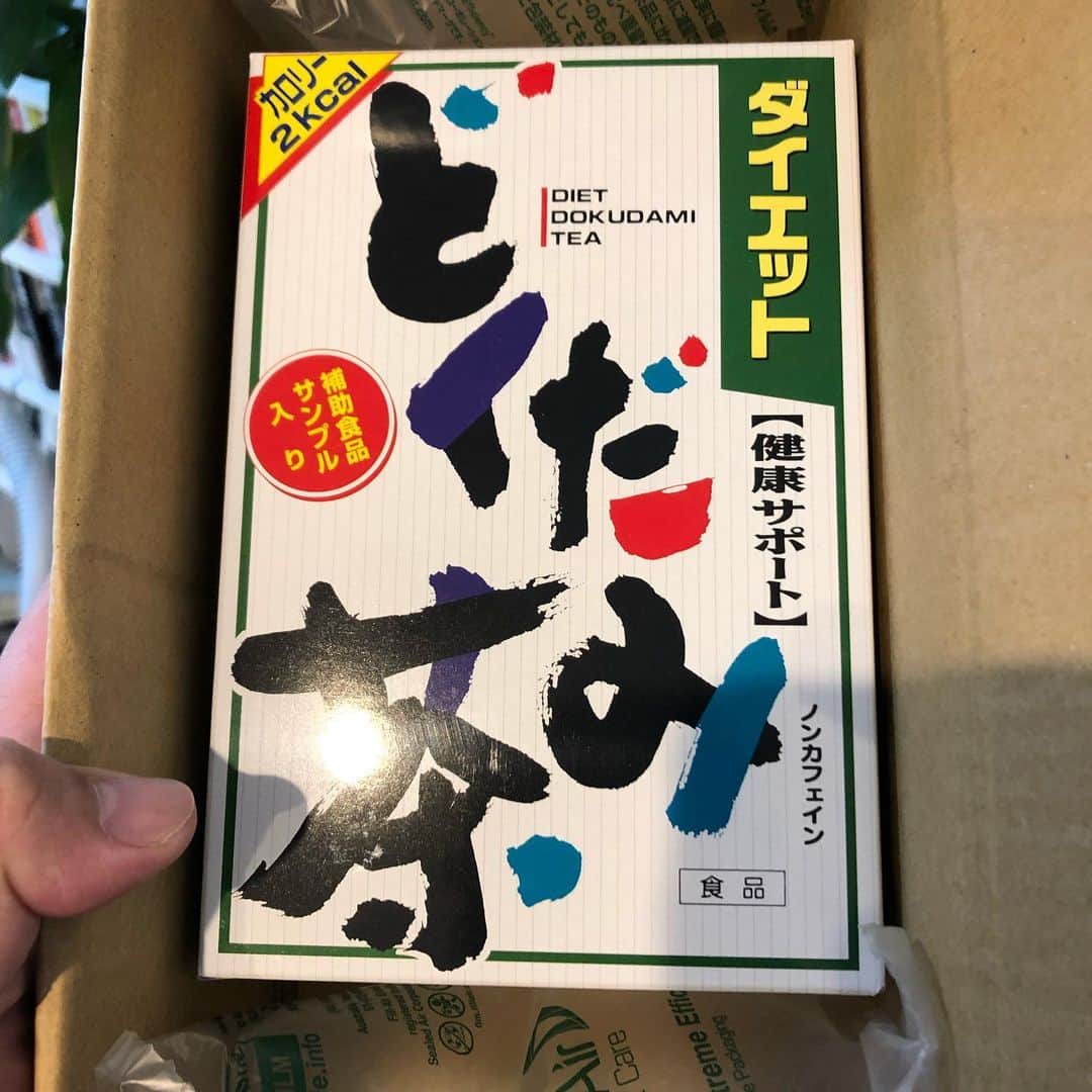 カバのインスタグラム：「‪朝から注文してた物が届いて、配送業者の方に『Amazonさんからの配送です、空配送になります！』って言われて、これ運ぶのに飛行機使ったん？！て思てたらどうやら間違いのようでした！☺️‬ ‪#お茶っ葉‬」