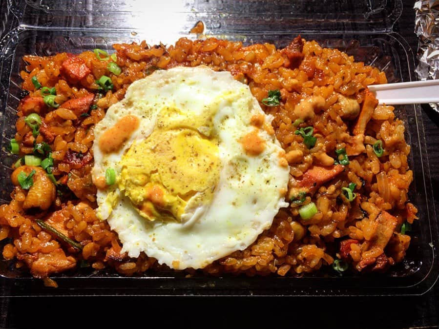 のインスタグラム：「昨日の晩御飯。 近所のインド料理屋さんに行ったらなんとビリヤニが！ シークカバブ美味しかったわぁ〜。 次回はカレーに挑戦してみよう。 #イケウチの単独飯 #イケウチの出張」