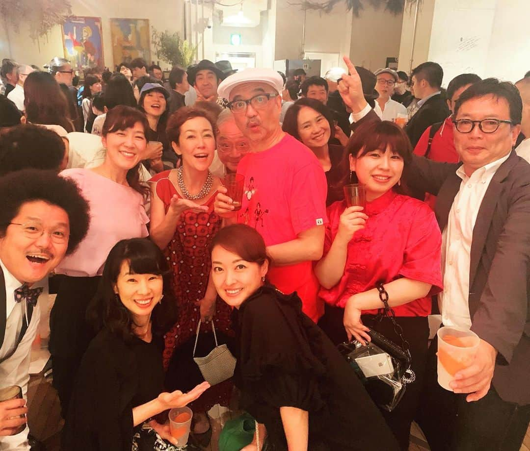 クリス智子さんのインスタグラム写真 - (クリス智子Instagram)「渡辺祐さん、生誕60記念パーティ！ みんなあつまって、お祝い。 ㊗️祐さん、おめでとうございます㊗️ さすがの編集者◎ ご自身の会も、しっかり流れを生編集！歌あり、テープカットあり、60歳品評会あり、イキナリ祝辞たくさん、楽しい会でした。  祐さんとは、その昔、1995年、私がJ-WAVE 2年目のレギュラー番組で、 毎日日替わりの相方との番組「J's Calling」（どなたか、覚えていますかね..笑）で木曜日が祐さんでした。 祐さんの言葉に、ほぼ笑いっぱなしだったのではないか、という感じでしたが、度を超える生放送の緊張感からか、安心感がはんぱなく、わたしは少しずつ、しかし伸び伸びやらせて頂け、今に至ります！👏感謝。  祐さんには頼りっぱなしですが、これからも、変わらず、頼りっぱなしでいこうと気持ちを新たにしました😎  #渡辺祐 #jwave #かれこれ25年近いお付き合い #わお  #moby_scoobiedo  #植野広生dancyu編集長 #山田玲奈 #秀島史香 #クリス智子 #番組をともに作っている素敵なスタッフたち」7月8日 10時34分 - chris_tomoko