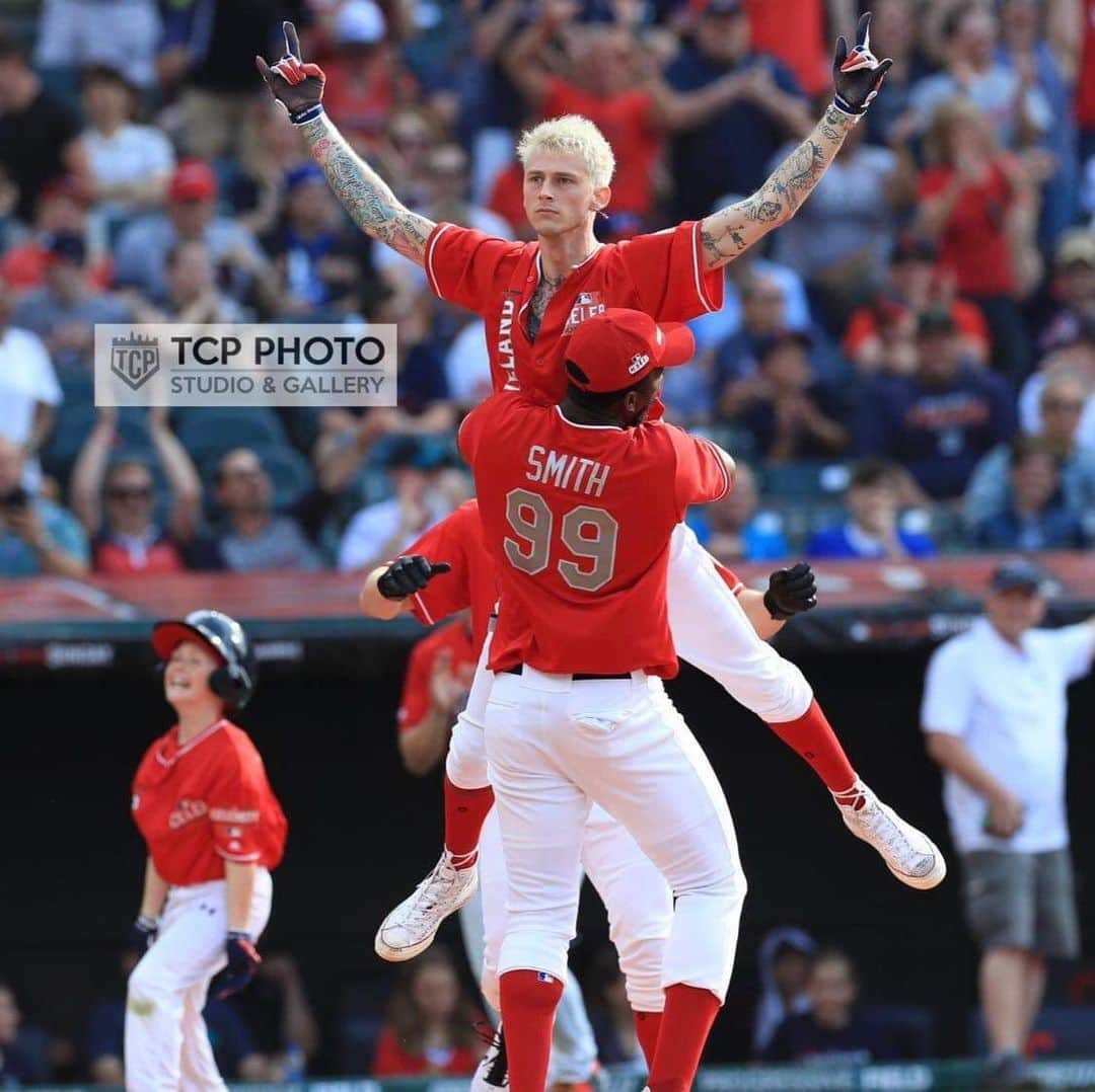 Young Gunnerさんのインスタグラム写真 - (Young GunnerInstagram)「ayyyyyy!! ... home run for the city!! 🤯🤣🙌🏽 @mlb #AllStarWeekend」7月8日 10時37分 - machinegunkelly