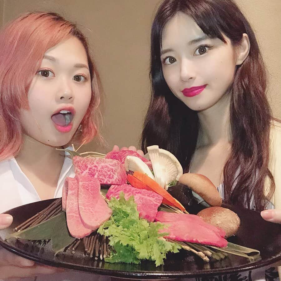 川子芹菜さんのインスタグラム写真 - (川子芹菜Instagram)「. . 島袋と焼肉行ってきた🥩✨ スワイプしてね▷▶︎▷▶︎ . . 五反田にある梨の家✨ タンやハラミ、カイノミ等全部が美味しくて、程よく脂がのってて2人で感激しながら食べてた😂🌟 . お肉1枚1枚が分厚くて少ない量でも食べ応え抜群なの👍🏼 . 個室だったんだけどすごく広くてお庭も付いてて、静かにゆったり過ごせました☺️🥂 詳しくはストーリーに🎥 . . 都会にあるとは思えない外観で、お肉もすごく美味しくて、色んな人を連れて行きたくなるお店でした🥰💖 . . . #salonmodel #model #hairsalon #makeup #メイクアップ #ヘアカラー  #サロンモデル #サロモ #フリーモデル #フリーランスモデル #和装モデル #ロングヘア #モデル #撮影 #作品撮り #ファッション #メイク #make  #五反田グルメ #五反田レストラン #五反田ディナー #五反田焼肉 #梨の家 #梨の家五反田店 #韓国焼肉 #pr #コラボベース」7月8日 10時38分 - kawakoserina