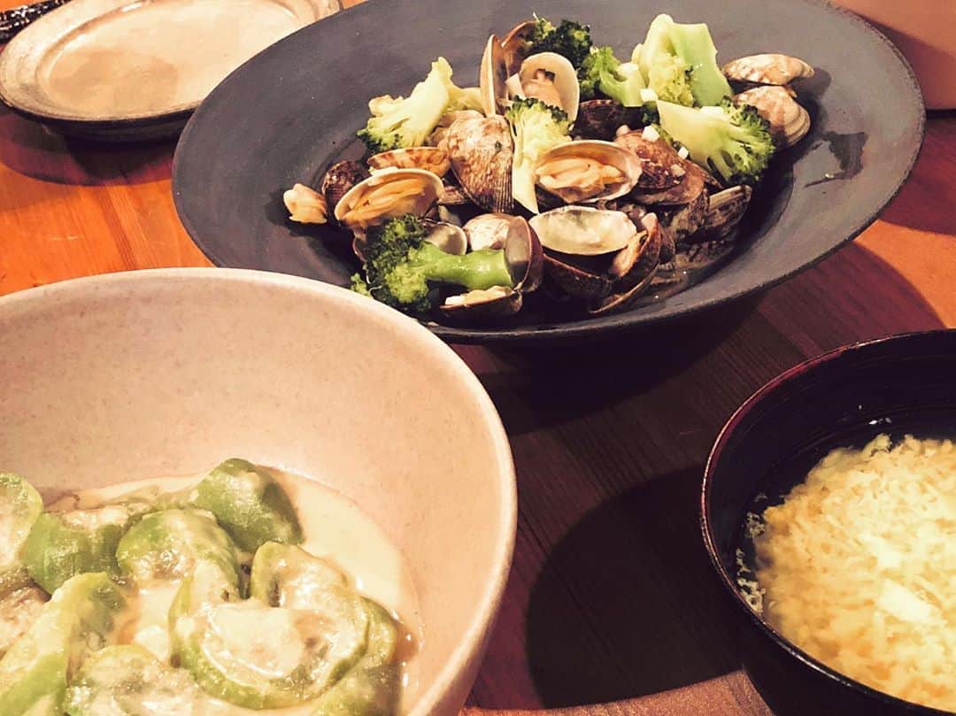安藤裕子さんのインスタグラム写真 - (安藤裕子Instagram)「長崎女3人旅に於いて素晴らしい活躍をみせた森田女史がなんとも素敵なお皿をくれた。 黒いマットな質感のそのお皿は、水を含むと赤紫を奥に光らせ、なんとも美しい。 これはなんと、裏東京的セレブな街のあの通りにひっそりと佇むあの店のお皿ではないか。 さすが森田女史である。 早速夕餉に使ってみるミーハーな裕子である。 うん。 なんともインスタ感のある皿だ。 うむうむ。 と、顔を上げると娘がファミマの牛乳と大盛りのご飯を両脇にデンと置いて手掴みでおかずを食べていた。  なるほど。 急に東京感が消えていく。 流石です。  #それは絵にならないストーリー #絵になるお話 #大好きな曲 #夏になると #ヘチマがスーパーに現れて嬉しい #弱っていたので #大和芋でお澄まし #お精がつきますね」7月8日 21時36分 - yuko_ando