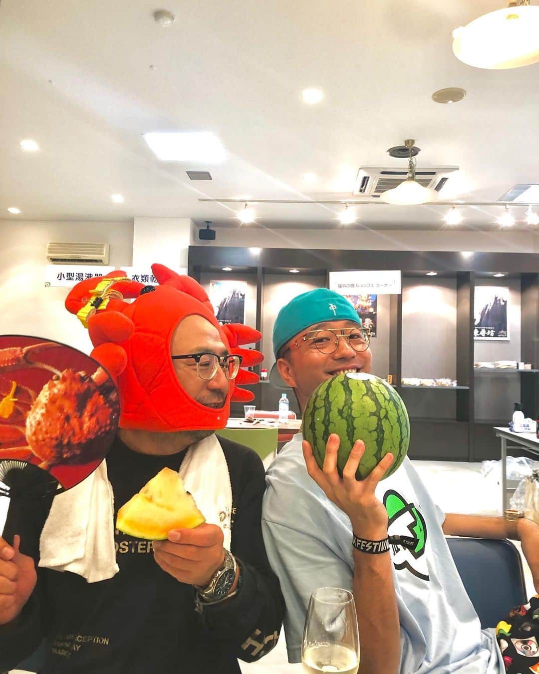 ZEN-LA-ROCKのインスタグラム：「最&高の極みだった福井 #oneparkfestival 楽屋での須永辰緒様との6コマ漫画をお楽しみ下さいませっ🦀🍉🦀🤣 . . んで、本日24時にJ-WAVEのお便り締切なので皆様ご応募宜しくでっす🔥 . . . #須永辰緒 #sunagatexperience #zenlarock #fncy #KANIBASS」