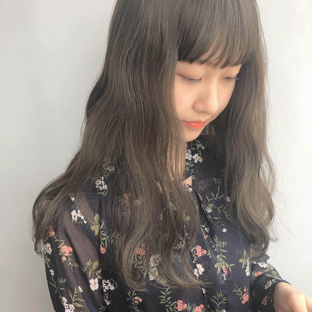 古賀美紀さんのインスタグラム写真 - (古賀美紀Instagram)「【ご予約状況】 . 11日(木)お好きなお時間◎ . 12日(金) 12:00/12:30/13:00/13:30 17:00/17:30/18:00/18:30 . 13日(土) 14:30/15:00/15:30/16:00 16:30/17:30 . 14日(日) 10:00/14:30/15:00/15:30/16:00 16:30/17:00/17:30 . 絶対に可愛くさせて頂きます♡！ . #オリーブベージュ . 【 #ケアカラー ¥10800~】 通常のカラー剤よりダメージレスで ブリーチせずにも透明感のある色にしてくれます＊ . 【Wケアカラー ¥19000~】 Wケアカラーはダメージレスの ケアカラー でトーンを上げて その後にもう一度ケアカラー をする事です＊ ベースによってWケアカラーをお勧めする場合があります♡ . 【 #カット＋ケアカラー ¥14900~】 カットは毛先をぷつん✂︎♡と切る事で より繊細な質感に＊ 顔周りは全体のバランスをみて 一人一人に合ったニュアンスを♡ . 学生10%OFF 高校生20%OFF . . ※前日の夜、当日のご予約キャンセルはお控えください。。 . . . . . 混み合ってくるので早めのご予約お願いします。 . ご予約はDMまたはトップURLのホットペッパーからどうぞ♡ . . 当日のご予約の場合はホットペッパー又は トップにある電話でご予約お願いします🌿 . #オリーブベージュ #オリーブカラー #オリーブグレージュ #アッシュベージュ #ヘアカタ #ヘアカラー #shima #原宿美容室 #ブリーチなし #ブリーチ無し #切りっぱなし #オリーブアッシュ #ウェーブヘア #アッシュカラー #小顔カット #外ハネ #髪質改善 #巻き方 #薄めバング #ブルージュ」7月8日 21時28分 - koga_miki__