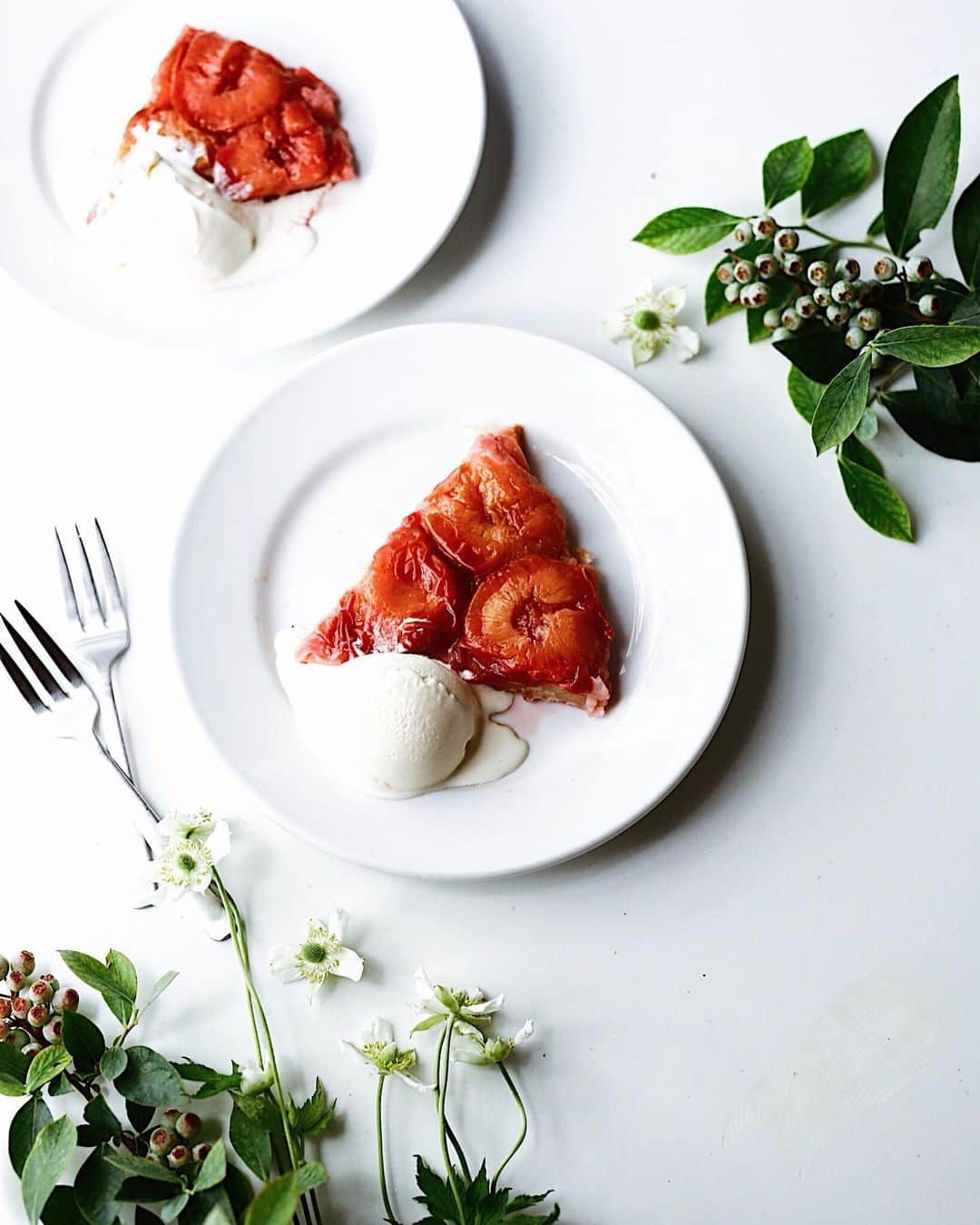 増田由希子さんのインスタグラム写真 - (増田由希子Instagram)「Plum pie with vanilla bean ice cream😋👌 #plumpie #icecream #anamone #baking #homemade #bakinglove #kaybojesen #プラムタルト #アネモネ #季節の花と果物のお菓子」7月8日 21時32分 - nonihana_