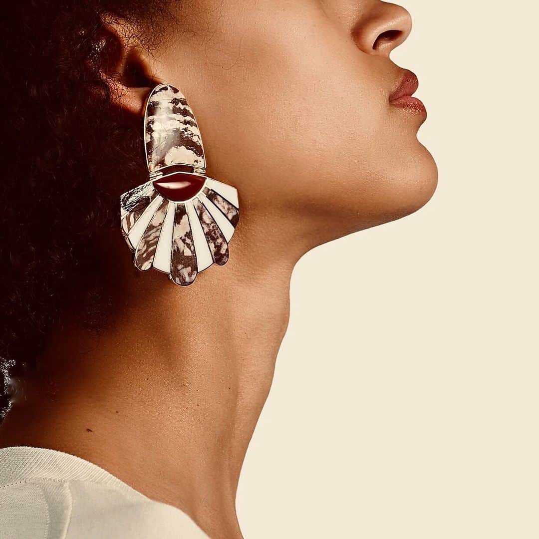 Monica Sordoのインスタグラム：「Our Mullu Chandelier Earrings are one of our Summer Favorites! Handmade in White Onyx, Red Jasper and Landscape Jasper by our artisans in Peru ❤️✨#MonicaSordo #HandMade #MadeInPeru ✨ Tab for retailers!」