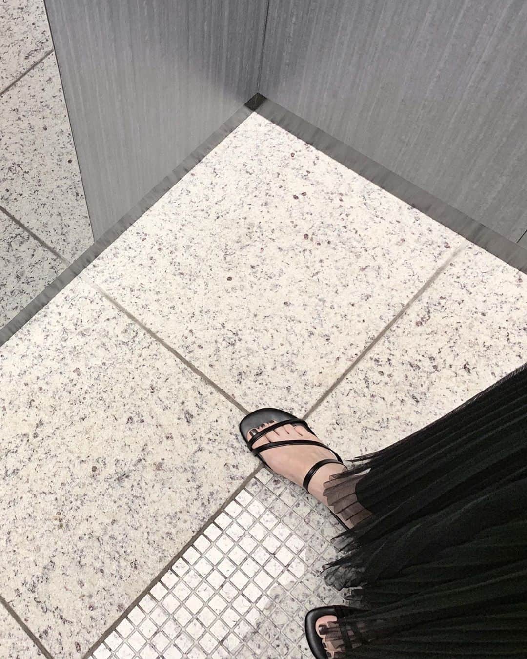 小林さりさんのインスタグラム写真 - (小林さりInstagram)「みんな、お天気悪い日の靴ってどうしてる？？ 私は最初から濡れる前提でプチプラのサンダルを履いてる◡̈ ・ ・ @shoplist_official でゲットしたこのサンダル、シンプルだけどすっごく好き♡ MEGASALEで更に安くゲット⋆︎* ・ ・ #shoplist #shoplista  #サンダル #雨の日の靴 #プチプラ」7月8日 21時33分 - _____sari
