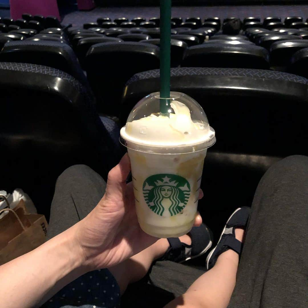 井上香織さんのインスタグラム写真 - (井上香織Instagram)「2019.7.8 娘の映画館デビュー(๑˃̵ᴗ˂̵) ・ ほぼ貸切り＆月曜日は料金安くてラッキー😆 ・ すっごく楽しんでたし本当に良かった！！ ・ #それいけアンパンマンきらめけアイスの国のバニラ姫  #映画 #アンパンマン #楽しかった #面白かった #娘も親も大満足 #お客さん4組だけ #最高 #マラカスもらったよ」7月8日 20時09分 - kaorin888