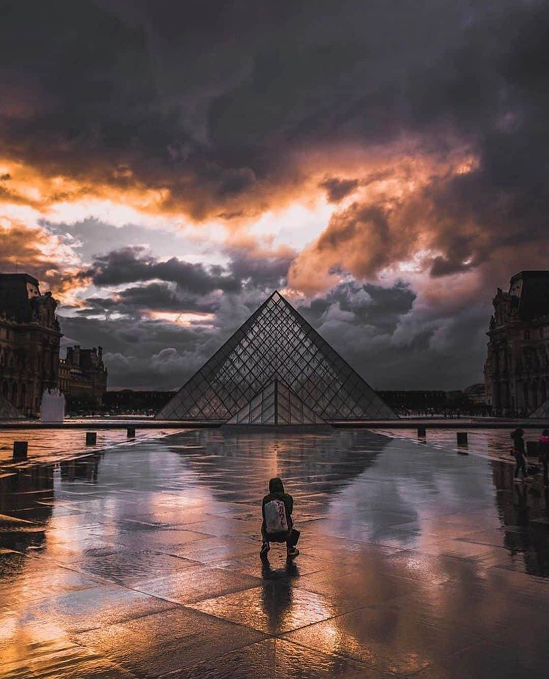 ルーブル美術館さんのインスタグラム写真 - (ルーブル美術館Instagram)「🇫🇷 [CONCOURS PHOTO] Merci à toutes et tous pour votre participation à notre concours #30ansPyramide ! 👏 - 🏆 Aujourd’hui, nous révélons les 3 gagnants : @_parishs_, @livihegedus et @mysterseb ! - 📸 Bravo à eux pour leur magnifiques photos de la Pyramide du Louvre, l’une des icônes du musée ! Ils remportent l’un des 3 lots offerts par @boutiquesdemusees. - 👀 Découvrez toutes les photos du concours sur #30ansPyramide et retrouvez la collection des 30 ans de la Pyramide en vente à la boutique du musée du Louvre et sur boutiquesdemusees.fr — — — 🌎 [PHOTO CONTEST] Thank you all for you participation in our contest #30ansPyramide! 👏 - 🏆 Today, we reveal the three winners: @_parishs_, @livihegedus and @mysterseb! - 📸 Congratulations to them for their great photos of the Louvre Pyramid, one of the museum’s icons! They won one of the three gifts offered by @boutiquesdemusées. - 👀 Discover all the pictures of the contest on #30ansPyramide and find the collection for the 30th anniversary of the Pyramid at the Louvre’s boutique and on boutiquesdemusees.fr . . . #MuséeDuLouvre #LouvreMuseum #Louvre #PhotoContest #ConcoursPhoto #PyramideDuLouvre #LouvrePyramid #IeohMingPei」7月8日 20時08分 - museelouvre