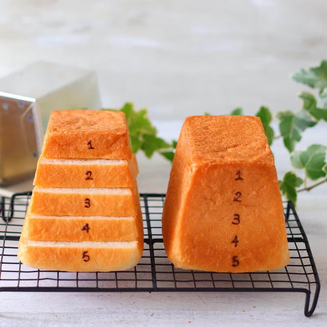 あいりおーさんのインスタグラム写真 - (あいりおーInstagram)「可愛いパンを焼きました🍞. . 本来はパウンドケーキ型なんだけど、これ作ってみたくて꒰๑•‧̮ૣ•ૣ๑꒱*･.｡ . . 型は松永製作所さん @matsunagaseisakusho  さんが最近作られたとび箱パウンド型をお試しさせていただきました꒰๑•‧̮ૣ•ૣ๑꒱*･.｡ . . スルリと型から出て来た姿に感動(๑˃̵ᴗ˂̵)و. . 超安産です←言い方(笑). . 型の容積を量って、生地量と粉量を計算して綺麗にプルマンが焼けるとかなり嬉しい٩(๑′∀ ‵๑)۶•*¨*•.¸¸♪. . 今度はこれでパウンドケーキ焼いてみよーー꒰๑•‧̮ૣ•ૣ๑꒱*･.｡ . . 松永製作所さんの型は火の通り、型離れ、すごいなぁーと改めて感じました(´∀`艸)♡. . . . #食パン#あいりおーパン#松永製作所#instagramjapan #kurashiru #kurashirufood #デリスタグラマー#キナリノ#おうちごはん#limia#delimia#デリミア#フーディーテーブル #製菓材料ならコッタ #コッタ #instagramjapan #igersjp #Instagram #delistagrammer #レシピもコッタ #お菓子作りならコッタ」7月8日 20時01分 - airio830