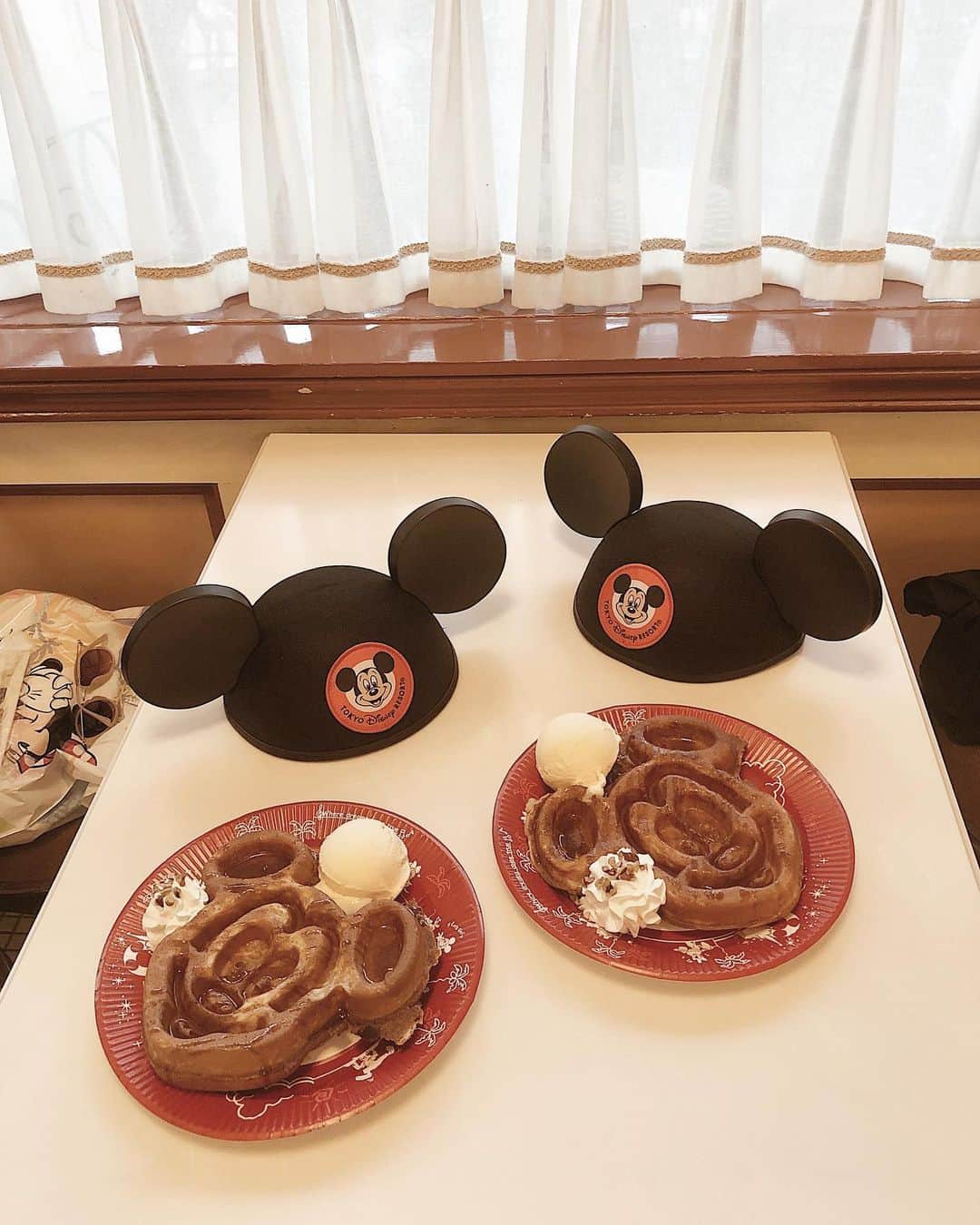 のインスタグラム：「ㅤㅤㅤㅤㅤㅤㅤㅤㅤㅤㅤㅤㅤ ㅤㅤㅤㅤㅤㅤㅤㅤㅤㅤㅤㅤㅤ 🐭🍴❤︎ ㅤㅤㅤㅤㅤㅤㅤㅤㅤㅤㅤㅤㅤ #disneyland」