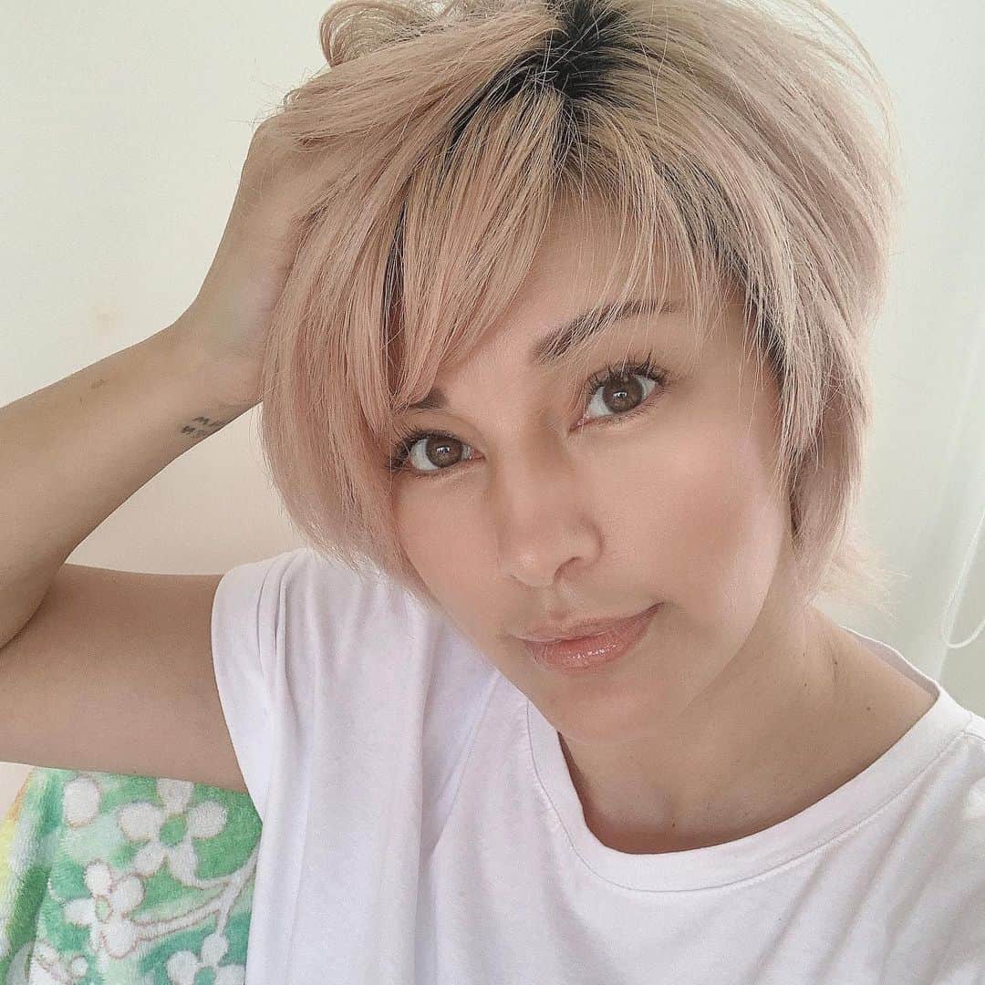 梅宮アンナさんのインスタグラム写真 - (梅宮アンナInstagram)「髪が伸びて。。。💦💦 かなり頑張りました‼︎笑  やはり、髪を切る事にしたわ✂️ やはり、やはり似合う方にしますね🙆‍♀️🙆‍♀️🙆‍♀️ ショートの方が似合うから😊😊 #恵比寿フレンチヴォーグ#美容院#フレンチヴォーグ古川さん  #ヘアスタイル」7月8日 20時04分 - annaumemiya