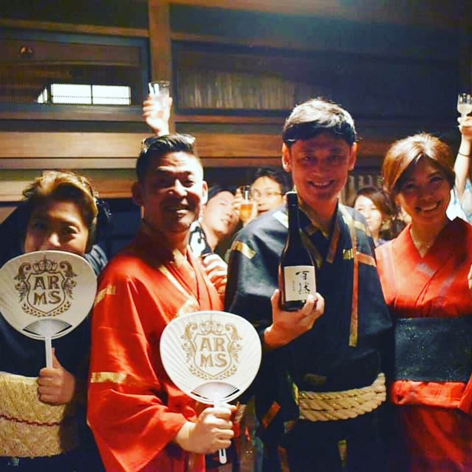 宮田麺児のインスタグラム：「日本酒×浴衣×古民家  美味しい日本酒を最高に美味しくいただけた。 その日本酒は大好きな 百黙。 多くは語らない。 寡黙に語る。飲めばわかる最高の日本酒。  #日本酒#菊正宗#百黙#天使の吐息#浴衣#唎酒師」