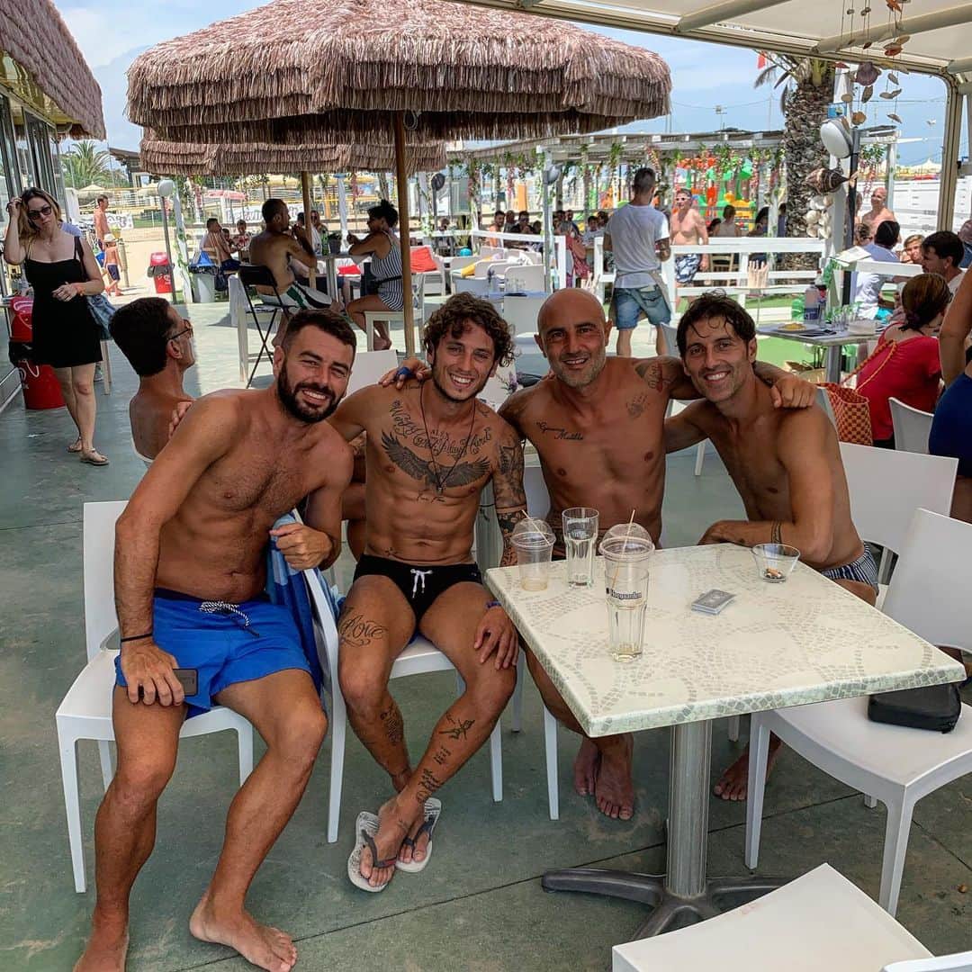 のインスタグラム：「E per l’ennesimo anno chiudiamo imbattuti @danycruz82 😁 grazie per la partecipazione @massimomaccarone_bigmac7 @marcocroce87 😜😂 #estate #lidolavela #beach #jd #quossarvecnoj」
