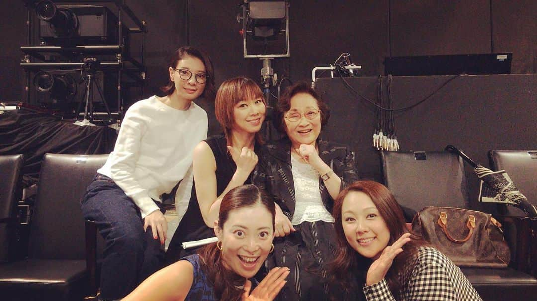 蒼乃夕妃さんのインスタグラム写真 - (蒼乃夕妃Instagram)「今日は湖月わたるｻﾝの30周年公演✨ ドキュメンタリーミュージカル わたるのいじらしい婚活✨ 観劇させて頂きました😊 わたるさん、ホントにおめでとうございます🎉 . . わたるさんは星組配属になった時から本当にお世話になり、 退団してからも一緒に舞台に立たせて頂き、本当に大好きで尊敬している方なんです🥰 . . 私が最下級生の時、いつも誰よりも最後までお稽古場に残っていたのがわたるさんでした😊そして私達がお掃除していると一緒にお掃除してくれる✨そんな素晴らしいトップスターの方でした✨ . . いつも明るく楽しくストイックに舞台を務めているわたるさんがCHICAGOのNY公演の時にカーテンコールで涙を流していた姿が私は忘れられません😢 . . そして今回の公演‼️わたるさんの魅力が200%詰まった最高にキュートな作品でした‼️わたるさんとコムさんのお芝居が普段のお二人を見ているようで微笑ましいし、面白いし😂 でもお互いを気にかけ合う姿がとてもリアルで…。 始まった時は大笑いしていたのに、最後にはなんだか涙が止まらなかったです😢 . . ともえさんと見に行ったんですが、偶然にもカン様にもお会いできて、みんなでCHICAGOが懐かしいねって話にもなり✨ 本当に楽しい時間になりました‼️ 大好きな上級生の方々です🥰  #初風諄 さん #湖月わたる さん #朝海ひかる さん #珠洲春希 さん #DDDシアター」7月8日 20時05分 - yukiaono_official