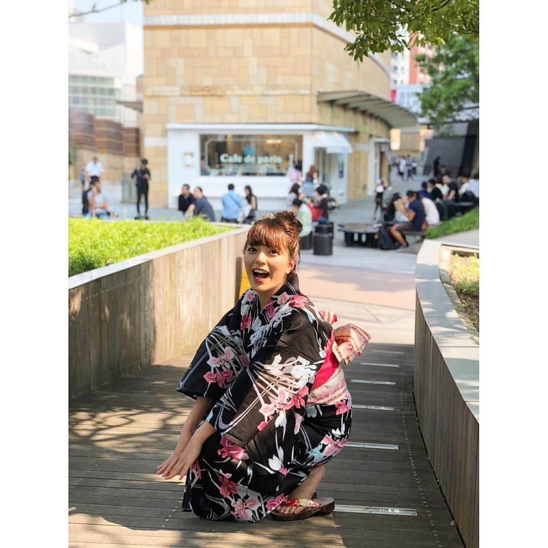 三谷紬さんのインスタグラム写真 - (三谷紬Instagram)「* アナウンス部HPで 浴衣待ち受けが配信されています💓 私の雰囲気を見て選んでくださったというこの浴衣！ 大きなアヤメのお花がとっても可愛いですよね☺️ 帯も柄に合わせて白地にピンクや赤の柄が入ったものでした〜 浴衣に袖を通すと、 「くぅ〜夏が来たなぁ〜！🍺笑」と思います🤭 ここに投稿した写真は、 矢島アナや並木アナが撮ってくれた写真！ 配信されているものはカメラマンさんが撮ってくださったものなので、 また全然違う雰囲気ですよ〜🧸 下記URLから飛べますのでぜひダウンロードしてください❣️ https://www.tv-asahi.co.jp/sphone/app/announcer/yukata/2019/ * #浴衣#ゆかた#yukata#kimono#待ち受け#テレビ朝日#アナウンサー#女子アナ#撮影#camera#download#夏#なつ#summer#🍺#東京タワー#ピンク#pink#黒#black#あやめ#花柄#涼しい#六本木#テレ朝#三谷紬」7月8日 20時07分 - mitani_tsumugi