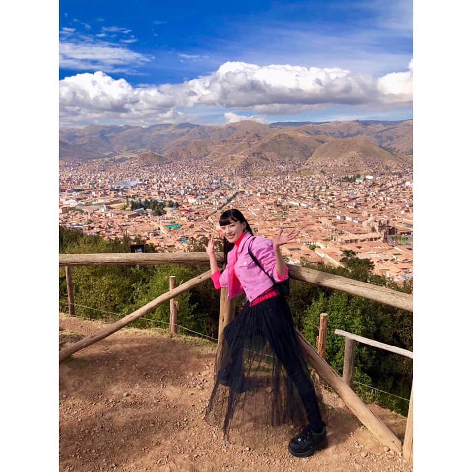 朝日放送「朝だ！生です旅サラダ」さんのインスタグラム写真 - (朝日放送「朝だ！生です旅サラダ」Instagram)「@edayuri_official 人生一度は訪れたい神秘の国 南米、#ペルー共和国 🇵🇪 . アンデス山脈の高原地帯にある #クスコ。 標高はおよそ3,400mです！！！ 慣れるまでは、少し動いただけで息が上がるほど… とても不思議な感覚でした😆✨ . 現地で高山病予防のお薬も売っているので 心配な方はお薬を飲むのがおススメです！ _ #神秘の国へ #アンデス山脈 #クスコ #Cusco #ケチュア語 #おへそ #南米 #ペルー #Peru _ #ABCテレビ #朝日放送テレビ #生放送 #土曜朝 #8時 #朝だ生です旅サラダ #旅サラダガールズ #江田友莉亜  #海外 #旅 #travel #trip」7月8日 20時17分 - tabisalad