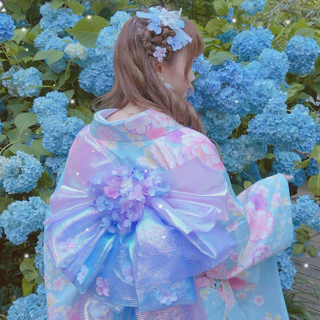 さきぼんさんのインスタグラム写真 - (さきぼんInstagram)「背中にも紫陽花を咲かせてもらいました♡ . @asakusa_sawadaya × @hirokipecora Birthday Photo🎂💙 . . #紫陽花﻿﻿#紫陽花ドレス﻿﻿#あじさい﻿﻿#あじさい寺﻿﻿ #紫陽花寺﻿﻿#鎌倉﻿﻿#hydrangea﻿﻿#kamakura﻿﻿#繡球﻿﻿#绣球﻿﻿#浅草﻿﻿#asakusa﻿﻿#浅草着物レンタル﻿﻿ #着物レンタル﻿﻿#振袖レンタル﻿﻿#前撮り﻿﻿#成人式前撮り﻿﻿#浴衣﻿﻿#ゆかた﻿﻿#浴衣ヘア﻿﻿#浴衣ヘアアレンジ﻿﻿#着物ヘア﻿﻿ #成人式ヘア﻿﻿#ヘアセット﻿﻿#浴衣レンタル﻿﻿#レンタル浴衣﻿﻿#wedding﻿#junebride  #さきぼん着物  #さきぼんhot❣️」7月8日 20時17分 - sakibon69