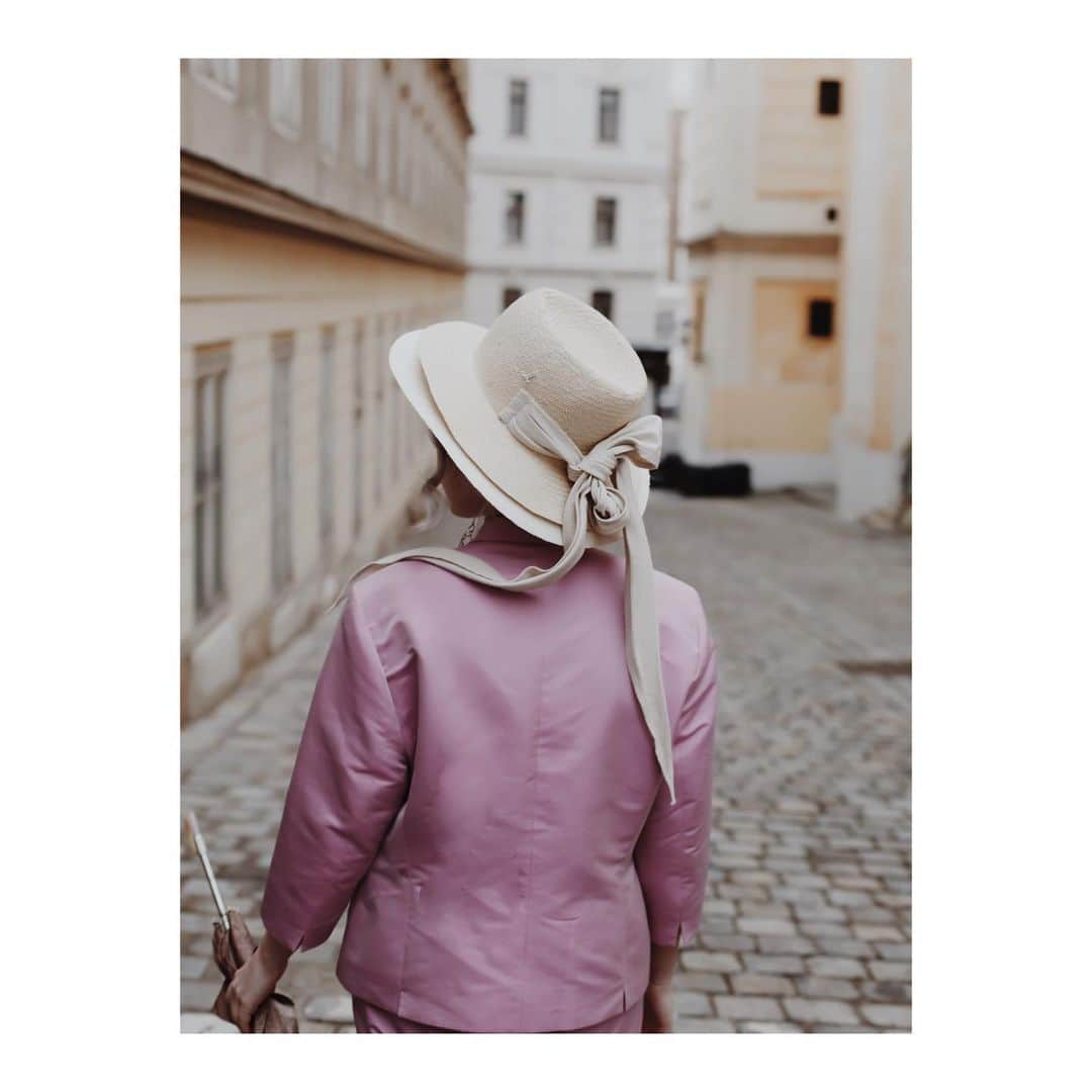 ミュールバウアーさんのインスタグラム写真 - (ミュールバウアーInstagram)「Mühlbauer | #ss19collection ▫️ @arinagreen wears MICK. This summery #travellerhat has a #linencloth wrapped around the crown and therefore counts as #wraphat . #paperhat #vienna #hatmaker 💜 @ninakvk @burggasse24」7月8日 20時17分 - muehlbauer_hats