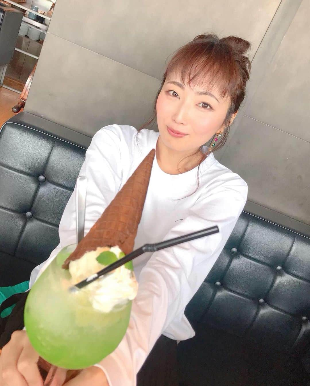 木南清香さんのインスタグラム写真 - (木南清香Instagram)「🍈🍹🍦 ・ ・ #メロンソーダ って なんかわくわくする🍈 昔から、好き♡ ・ ひさびさに会った人に 前髪ある❣️って言われた🎈 ってことは、、3ヶ月くらい 会ってなかったんだな🤔 #🍈 #メロンソーダ #おやつの時間 #お団子ヘア」7月8日 20時12分 - kinami_sayaka