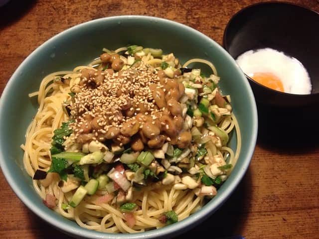 のインスタグラム：「#納豆 の #めんつゆ ぶっかけ #冷製パスタ は夏の定番メニューです。#白山陶器 の #めん丼 を #冷凍庫 であらかじめ冷やしておけばさらに美味しいです。@shokunincom  #職人ドットコム #京都 #京都市 #手仕事 #暮らしの道具 #そうだ京都行こう #暮らしを楽しむ #京都旅行 #京都巡り #京都観光 #京都散策 #京都散歩 #モノづくり #ものづくり #工芸品 #民芸 #民藝 #民芸品 #手工芸 #日本製 #納豆パスタ #納豆スパゲティ」