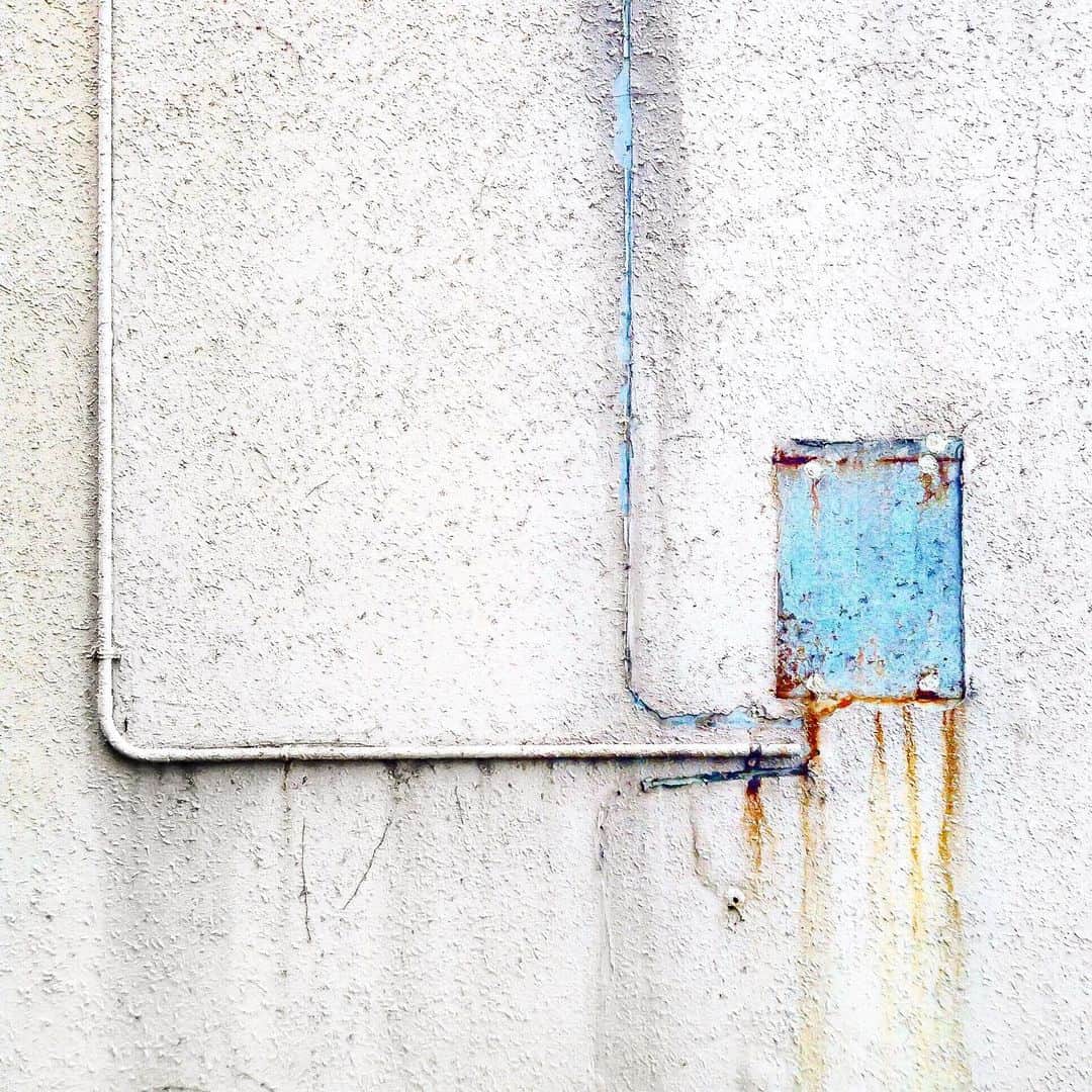 のインスタグラム：「Blue grace. . . 梅雨の晴れ間。🤖 . 一昨日の夕方頃からずっと いいね！ができなかったんですが ログインし直してみてやっと直った！！ #ブルマン . #ザ壁部 #ihaveathingforwalls . #mwjp #igersjp #indies_minimal #hueart_life #reco_ig #shotoniphone」
