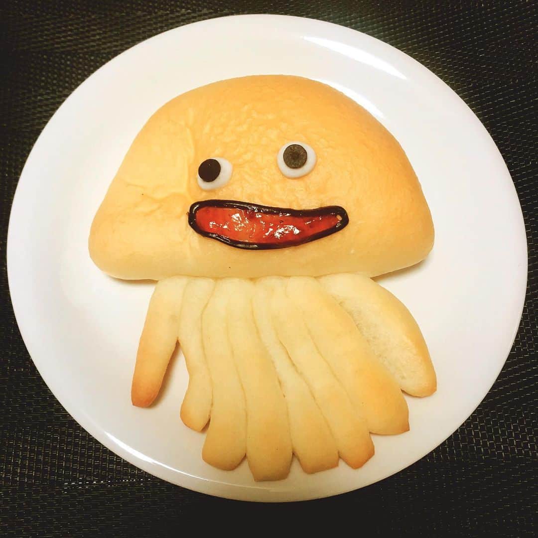 北見寛明のインスタグラム：「クラゲパン #また変なのいた #クイーンズベーカリー #クラゲパン #見た目ふざけすぎ #一番売れ残ってた #気付くと彼をトレイに乗せていた #優男 #北見」