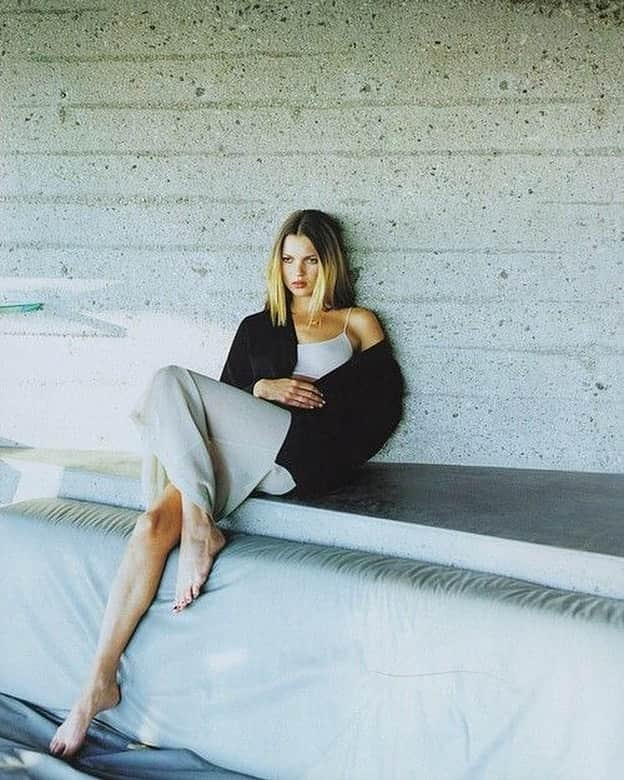 Harper's BAZAARさんのインスタグラム写真 - (Harper's BAZAARInstagram)「When you remember you have to go back to work after a long summer holiday weekend.  #KateMoss for Bazaar, April 1997」7月8日 20時24分 - harpersbazaarus