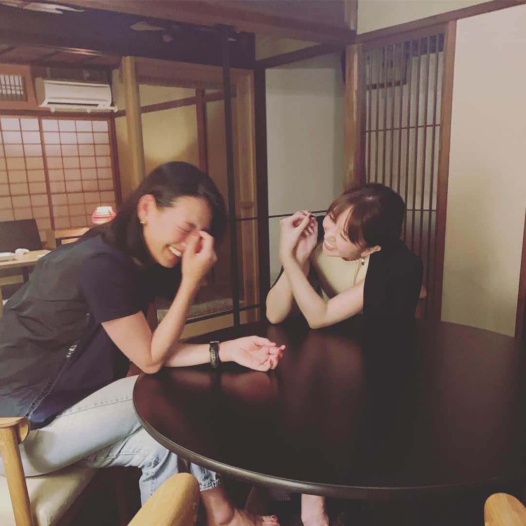 のインスタグラム：「今回の帰省🛩 メインイベントは念願の北陸ツアー with @shika_0225 ❤️！ . お仕事でこの時期に帰省すると以前から聞いていたので、 完全にストーk…時期を合わせました😊笑 . ゆーのご家族とも会え、 楽しい思い出がたくさん増えました💓 写真もいっぱいあるのでちょっとずつポストさせて下さい😍 . 母に息子をお願いして久しぶりに一緒にディナーへ出かけたけれど、 サムギョプサルではなくカウンターでコース料理を頂き、 カラオケではなくしっぽりとお洒落なバーへ来られるなんて大人になったなぁ… と話していた矢先、結局くだらないことで何時間も笑っています😊 (なぜこんなに笑っていたのか思い出せない😅) . ずっと変わらずこうして小さなことで大笑いできるマインドでいられたら、 何があっても幸せだと思いました💓 ありがとう😘 . ゆーにはもちろん、ここへ連れてきてくれた大好きな叔父や夫、母と息子にも感謝の4日間でした😊🌸 #ママモデル#男の子ママ#金沢#3歳」