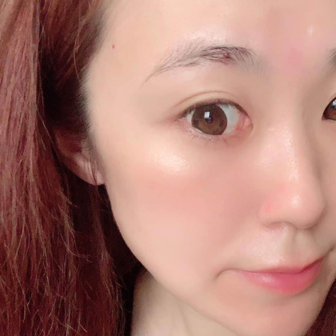 Minaさんのインスタグラム写真 - (MinaInstagram)「今晩は💗 ・ 前にも紹介させて貰ったけど😍  気に入りすぎてリピしてるオススメのスキンケア😙✨✨ ・ エリクシールのシュペリエル ブースターエッセンス💕 ・ これはね✨ 手持ちの化粧水の浸透を良くする為に化粧水の前に使用する導入美容液なの💗 ・ 洗顔後、化粧水の前に顔全体になじませて✨ その後に、手持ちの化粧水→いつものお手入れって流れで使用するんだけど🥺 ・ これをやるかやらないかで、いつものスキンケアでかなりお肌が変わってくるの😭✨ ・ パチパチ✨って泡が気持ち良くて🥺💗 お肌にスーって入っていく感じがわかるよ😍💕 血行促進されるみたいでほんのりピンクになるんだぁ✨ スキンケアのなじみが良くないなぁ〜って感じる時にとってもオススメなの😍👍 ・ つや玉が出来て、もちもち潤い肌になれるんだぁ😍💗 ・ 結構この種類の物は高いのが多いけど💦 エリクシールのは約90回使えてこれはお手頃の価格なのも凄い嬉しいんだよね🥺💗 ・ いつものスキンケアが物足りない方はいつものスキンケアを変える前にこれを是非試してからにしてほしいくらい☺️ ・ 凄いオススメなので✨ 是非チェックしてみて下さいね☺️💕 ・  今日も見て頂きありがとうございました☺️🙏💕 ・ ・ ・ #導入美容液#エリクシール#つや玉#炭酸美容液#スキンケア#エイジングケア#ブースターエッセンス#化粧水#乾燥肌#PR#リピートコスメ#優秀コスメ#リピート#リピ買い#資生堂#導入液#ブースター#オススメコスメ#乾燥肌対策#もちもち肌#ツヤ肌#艶肌#美肌効果#美肌になりたい#話題コスメ#美容#美容好きさんと繋がりたい」7月8日 20時28分 - mi3na70925