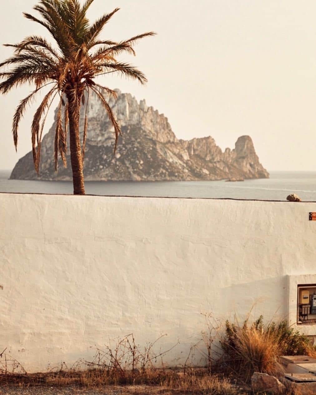 エレスさんのインスタグラム写真 - (エレスInstagram)「Dreaming of a Monday escape to Spain. Picture by @philblandow  #mondayaway #travel #islandlife #eresinspiration」7月8日 20時30分 - eres