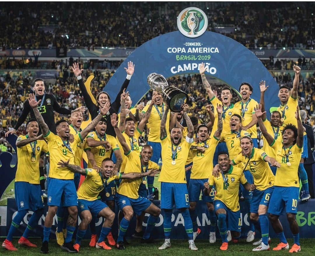 カカさんのインスタグラム写真 - (カカInstagram)「Bom dia pra você que acordou com mais um título!!!Obrigado Seleção por nos proporcionar momentos inesquecíveis. É Campeão🏆⚽️ 🇧🇷 . . 📷 Pedro Martins / MoWA Press」7月8日 20時30分 - kaka