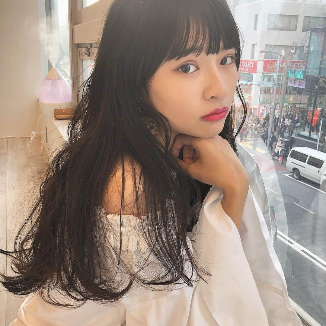 飛田彩さんのインスタグラム写真 - (飛田彩Instagram)「暗い色味は黒じゃなくて ブルーグレージュがお洒落でかわいい💗  今週は木曜日のご予約16時のみ空いていますご予約はお早めに！！ #小顔カット#小顔前髪#ブルーグレージュ#ブリーチなし」7月8日 20時31分 - tobiayatobi