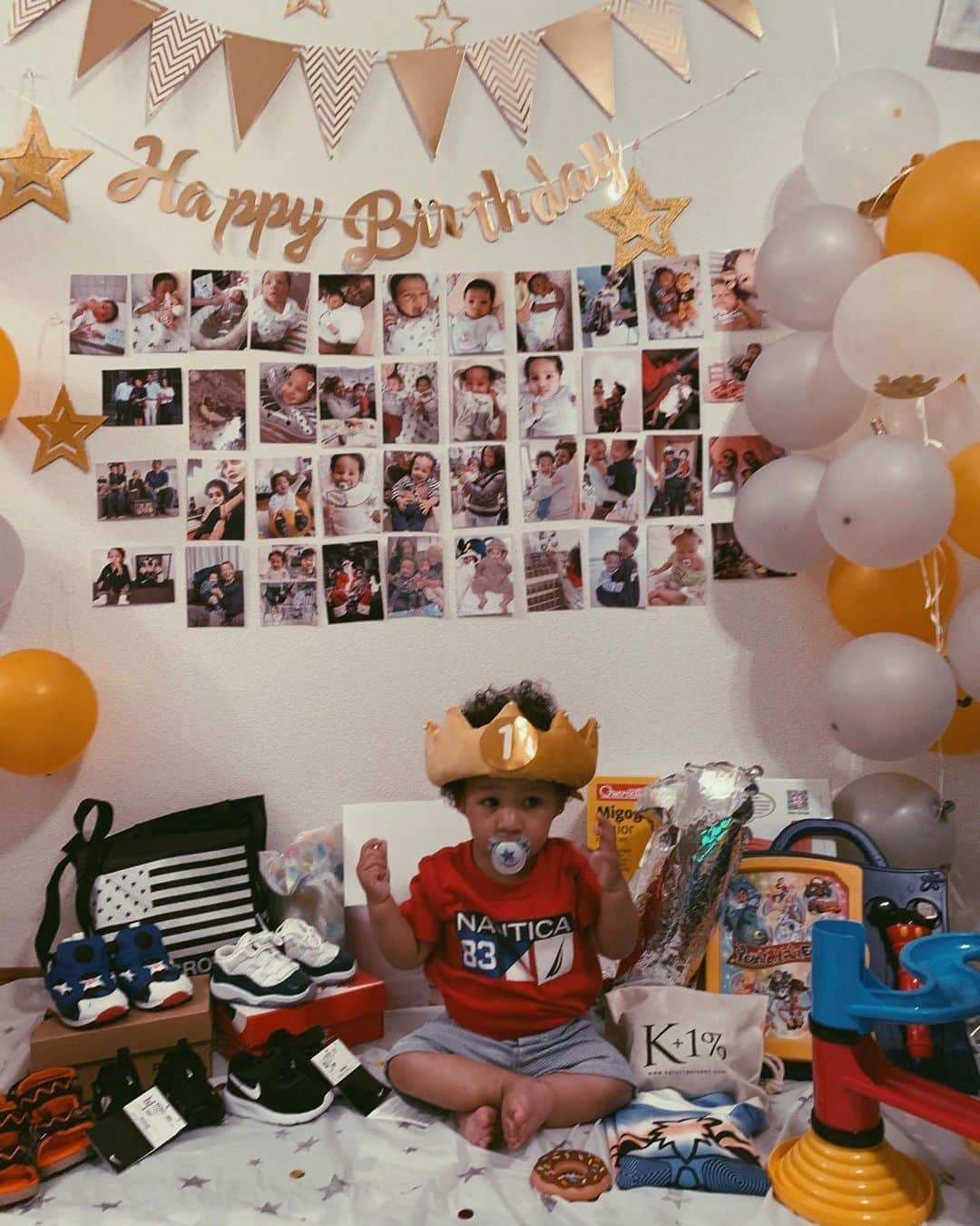 jyA-Me（ヤミー）のインスタグラム：「Thank you so much our friends & our family👶🏼🎂🎉🎊✨ 昨日はfamilyのみんながお祝いしてくれました😆❤️ 初めての#スマッシュケーキ は、 ケーキって何かわからなかったみたいで、 特にぐちゃぐちゃにせず チョット食べて終わりました😝💦 . . この一年間、 更に妊婦時期も含め、 私にはすべてが初めての経験で、 自分が自分について行けてるのか 不安な日々も沢山ありました。 .  そんな中息子と濃い日々を過ごし、 沢山の成長に驚き、 産まれてからの写真や動画を見返して、 こんなにも成長してくれたんだと思うと 何度でも泣けて来ます😭✨ . 出産時、へその緒がたすき掛けになっていた為に、 既に破水した中、39時間私のお腹の中で戦ってくれて、 先生がママとこの子が頑張ったから、 ちゃんと産まれて来たよって言葉に、 今でも奇跡的だったんだと、 彼が今ここにいる事を噛み締めて過ごしています。 . 私の元に産まれて来てくれて、 私を母親にしてくれて、 本当に本当にありがとう💙 . そして、家族や友達、 私と息子の事を温かく見守ってくれる皆さんに 心から感謝の気持ちでいっぱいです😌❤️ これからも息子共々よろしくお願いします❤️❤️❤️ . . #happybirthday#kaiyu #20190707 #tanabataboy#七夕ボーイ #starboi  #handmade#smashcake  #スマッシュケーキとクッキーは頑張って夜な夜な作りました🎂💪🏽」