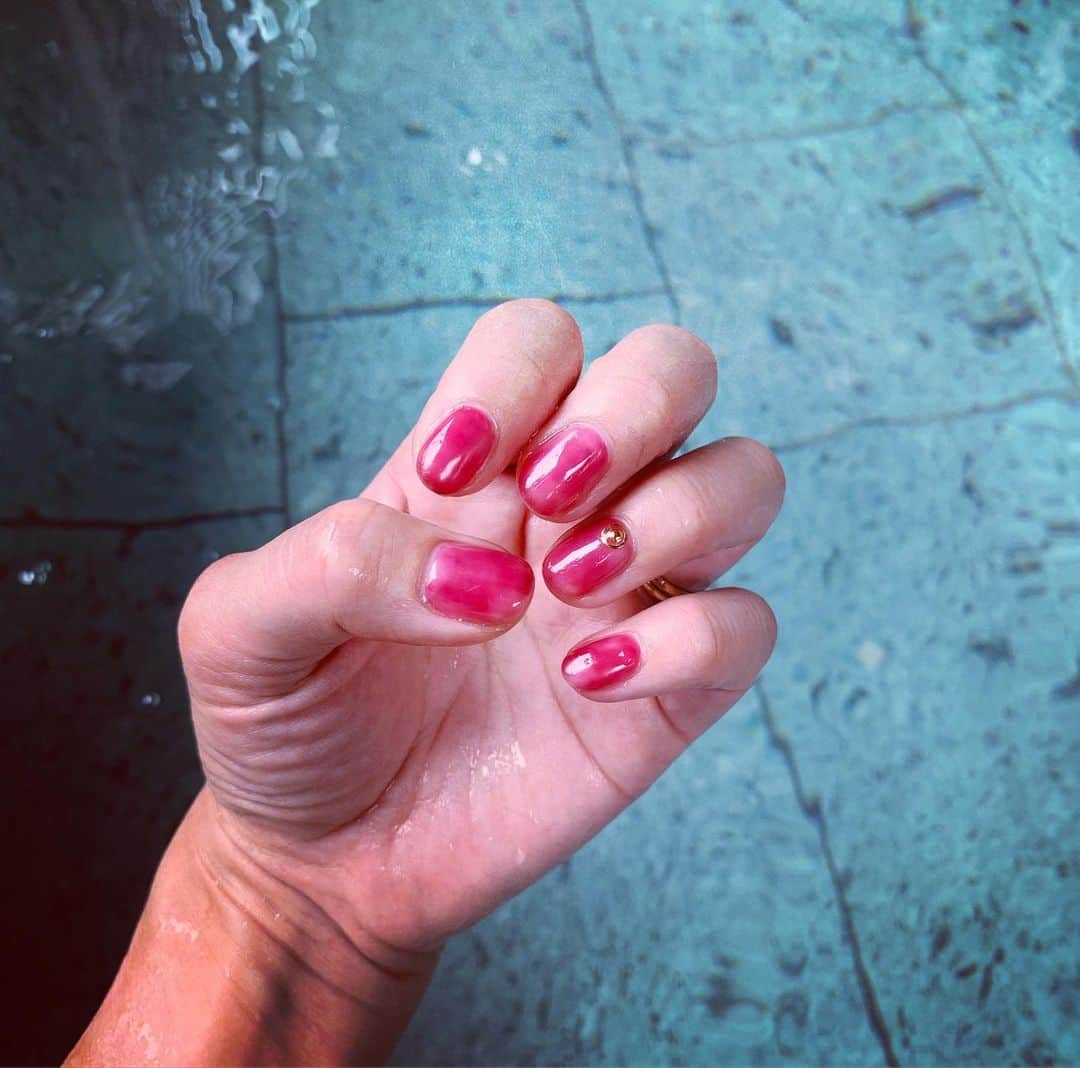 のインスタグラム：「何年もお世話になっている @juicy_gold.ebisu さんでちょっと早い夏休み仕様に💅 前回同様ムラのある仕上がりでスモモのようになりました❤️ . そして今日はその上の階にある整体へ。 前回ポストしていた優しい先生の2回目の施術… やっぱり、劇的に違う！！！ そしてやっぱり痛い😇笑 . 根深い肩凝りに困っていましたが、 芯からほぐしてくれるのでスッキリ感が違います。 私は左の首と頭の境目にひどい詰まりがあるのですが、 激痛のあとはなんだか耳まで軽い👂 . もう少し通ってさらに経過をお伝えしますね💓 #ママモデル#男の子ママ#3歳#整体#恵比寿」