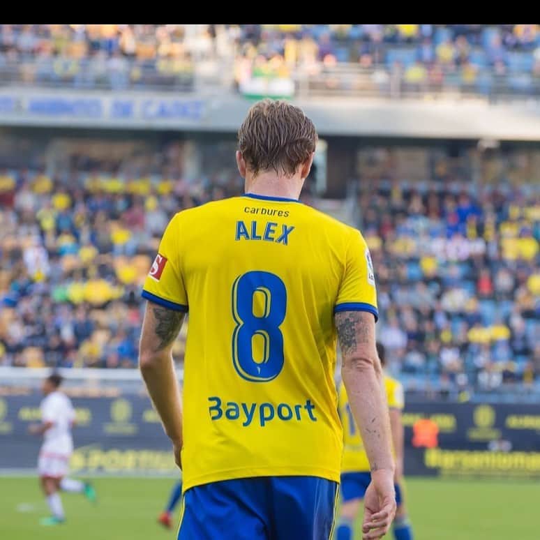 アレハンドロ・フェルナンデス・イグレシアスのインスタグラム：「Cuenta atrás...! ⚽️」