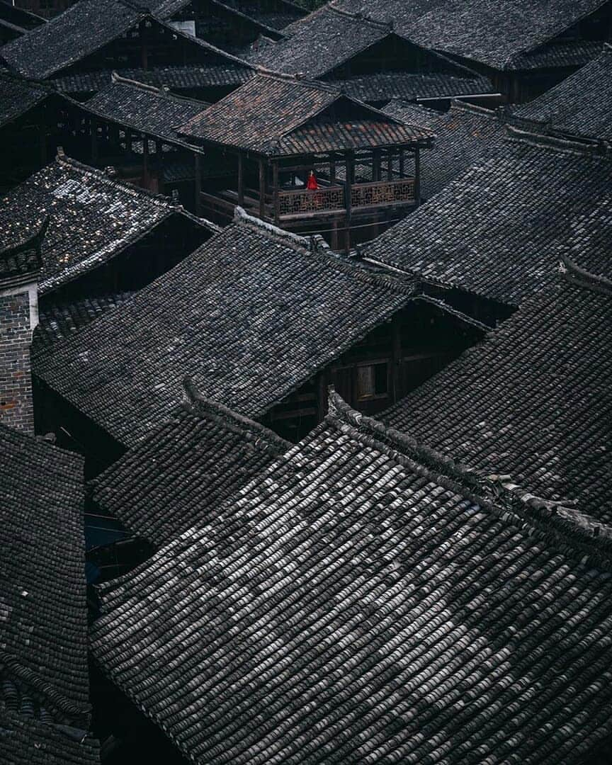 Discover Earthさんのインスタグラム写真 - (Discover EarthInstagram)「Love how these shots completely capture the textures of these roofs in Guizhou China ! 🇨🇳 Share this post with someone who will love it ! — 📍#DiscoverChina — 📸 Photos by @rkrkrk」7月8日 20時45分 - discoverearth