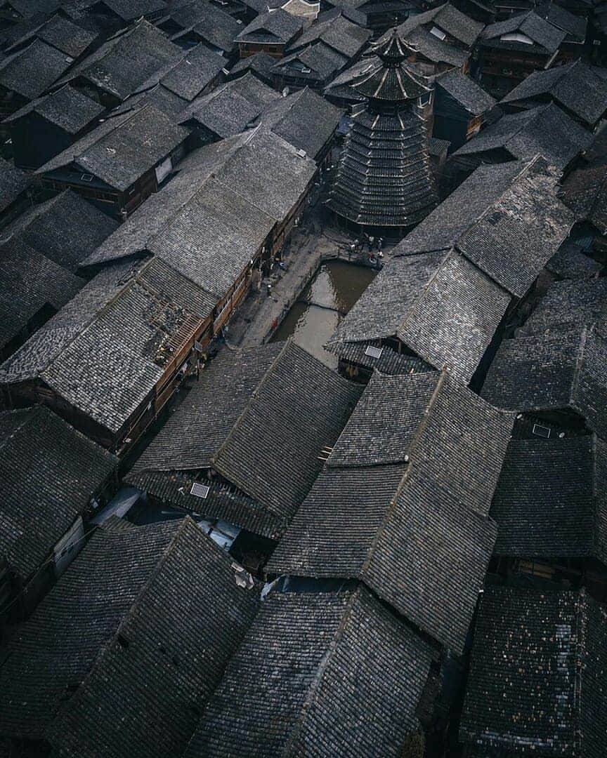 Discover Earthさんのインスタグラム写真 - (Discover EarthInstagram)「Love how these shots completely capture the textures of these roofs in Guizhou China ! 🇨🇳 Share this post with someone who will love it ! — 📍#DiscoverChina — 📸 Photos by @rkrkrk」7月8日 20時45分 - discoverearth