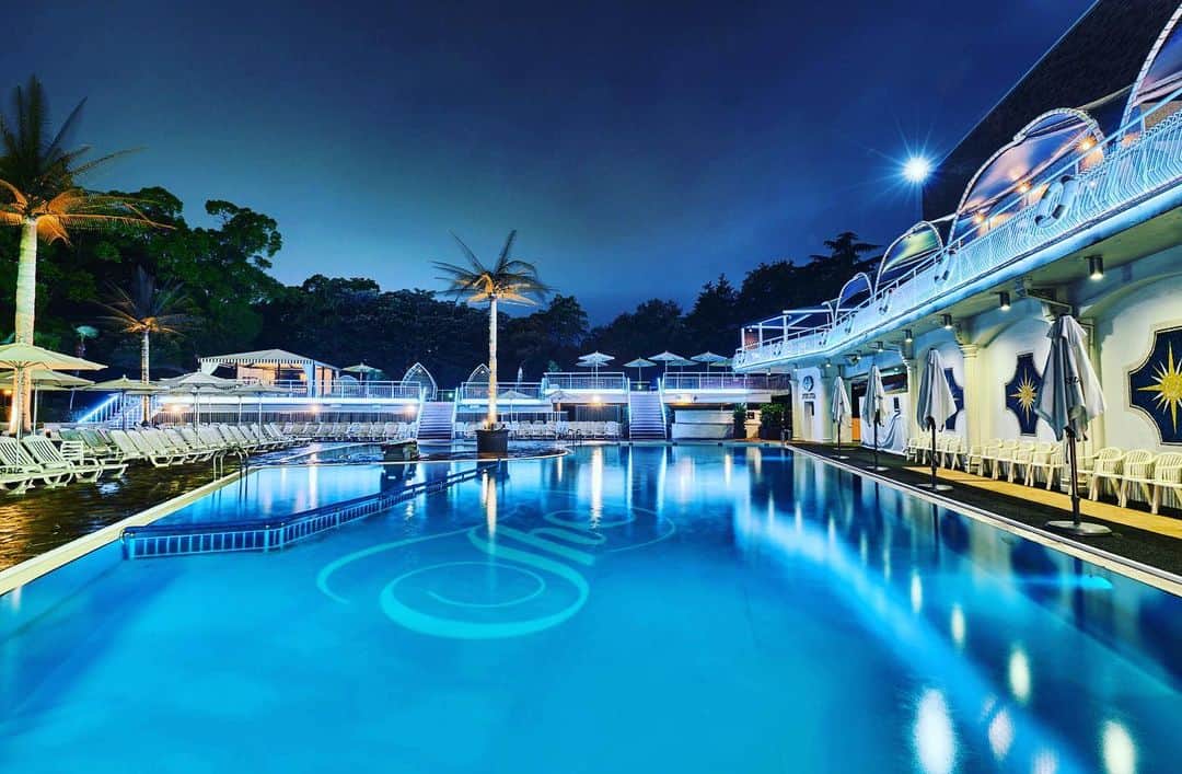 ホテル ニューオータニさんのインスタグラム写真 - (ホテル ニューオータニInstagram)「【Hotel New Otani Tokyo Night Pool opens on July 12th】 After dark, the pool takes on a different ambience, with dreamy lights boosting the mood. #gardenpool 【今週の金曜日オープン！ホテルニューオータニのナイトプール】 日が暮れてくれば、大人の特別な時間。幻想的なライトアップと心地よいBGMに酔いしれて。#ガーデンプール  #ナイトプール #プール #ホテルプール #プールサイド #ライトアップ #屋外プール #サマー #赤坂 #ホテルニューオータニ #nightpool #luxurypool #hotelpool #poolside #pool #luxurystay #tokyo #akasaka #forbestravelguide #SummerStars @hotelnewotanitokyo」7月8日 20時45分 - hotelnewotanitokyo
